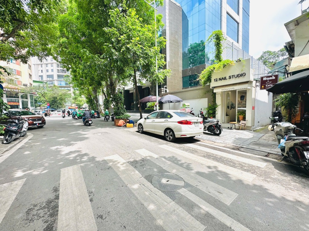 Bán nhà Đoàn Trần Nghiệp - diện tích 45m2 2 tầng - Mặt phố lô góc - giá 25,9 tỷ