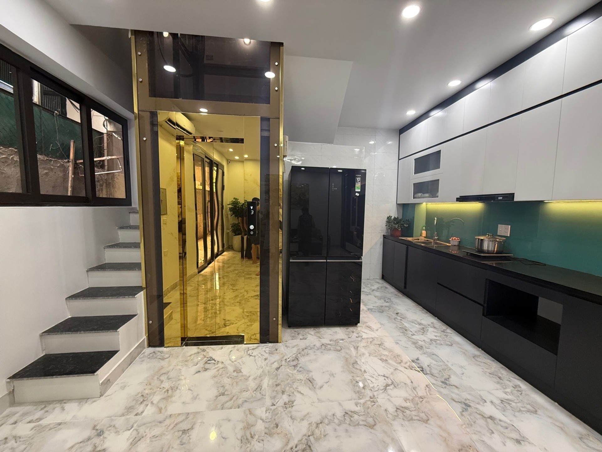 Bán nhà Nguyễn Khoái - diện tích 37m2 5 tầng - Sát Time City - giá 12,5 tỷ