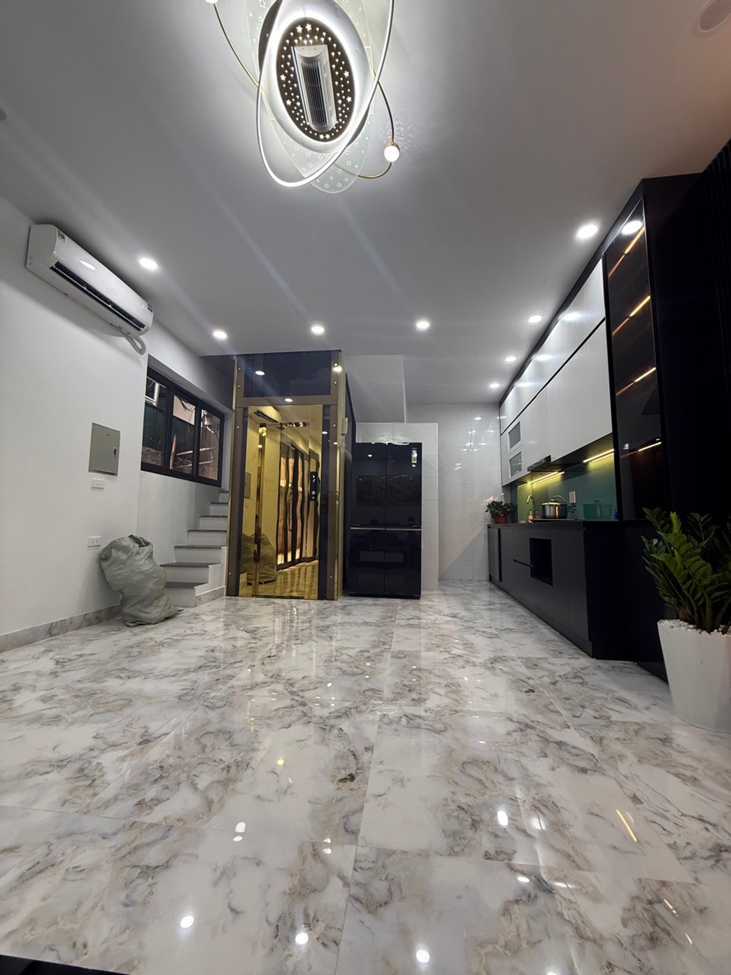 Bán nhà Nguyễn Khoái - diện tích 37m2 5 tầng - Sát Time City - giá 12,5 tỷ