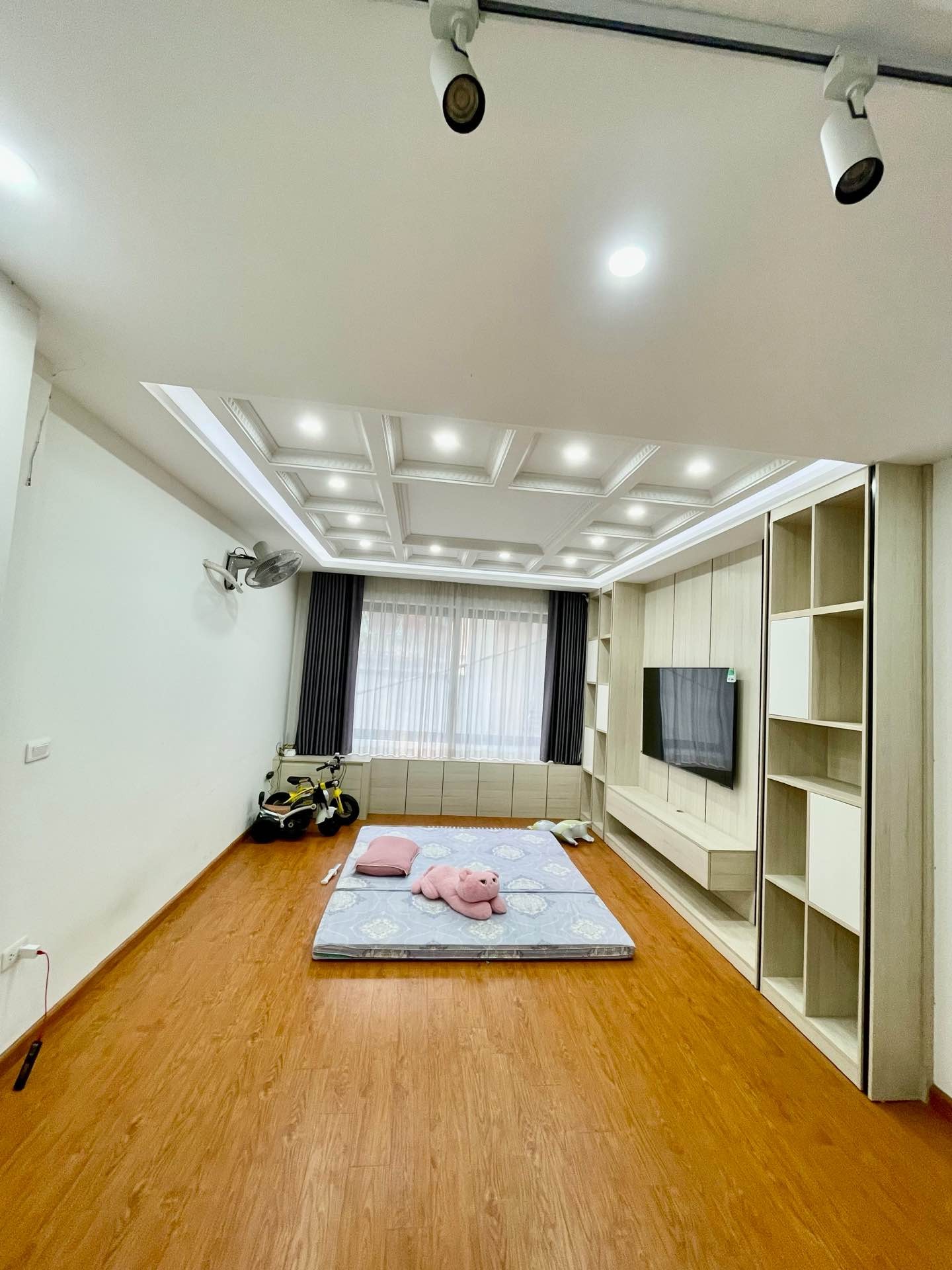 Bán nhà Trương Định - diện tích 30m2 6 tầng - Lô góc, ô tô đỗ cửa - giá 10,9 tỷ