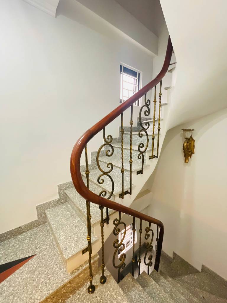 Bán nhà Đại La - diện tích 61m2 7 tầng - MẶT PHỐ, LÔ GÓC - giá 42 tỷ