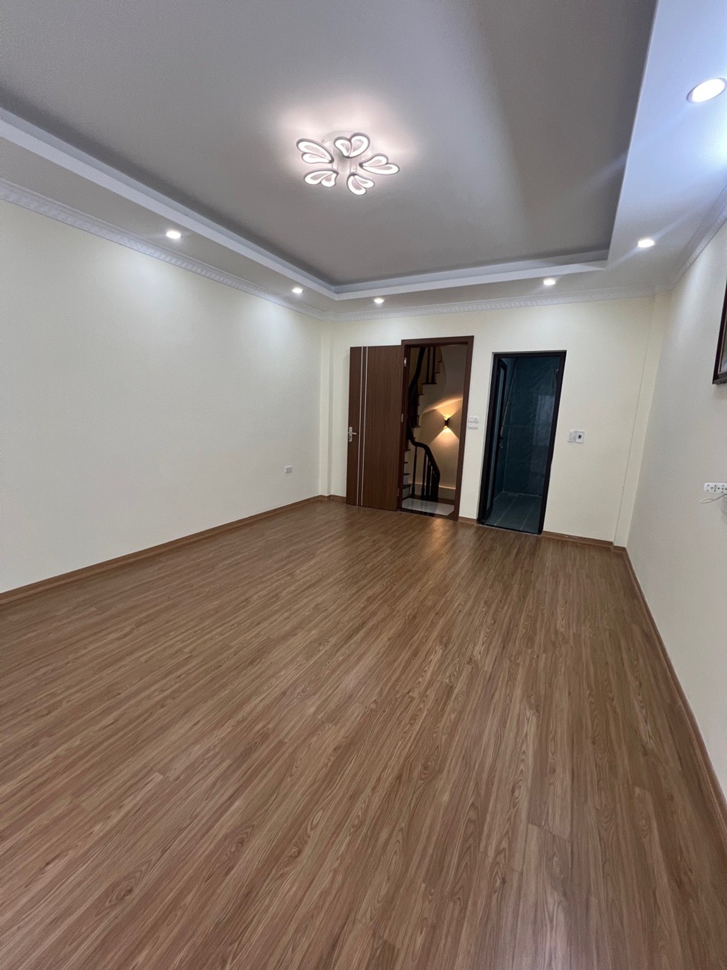 Bán nhà Nguyễn Khoái - diện tích 35m2 5 tầng - gần trường đại học - giá 8,5 tỷ