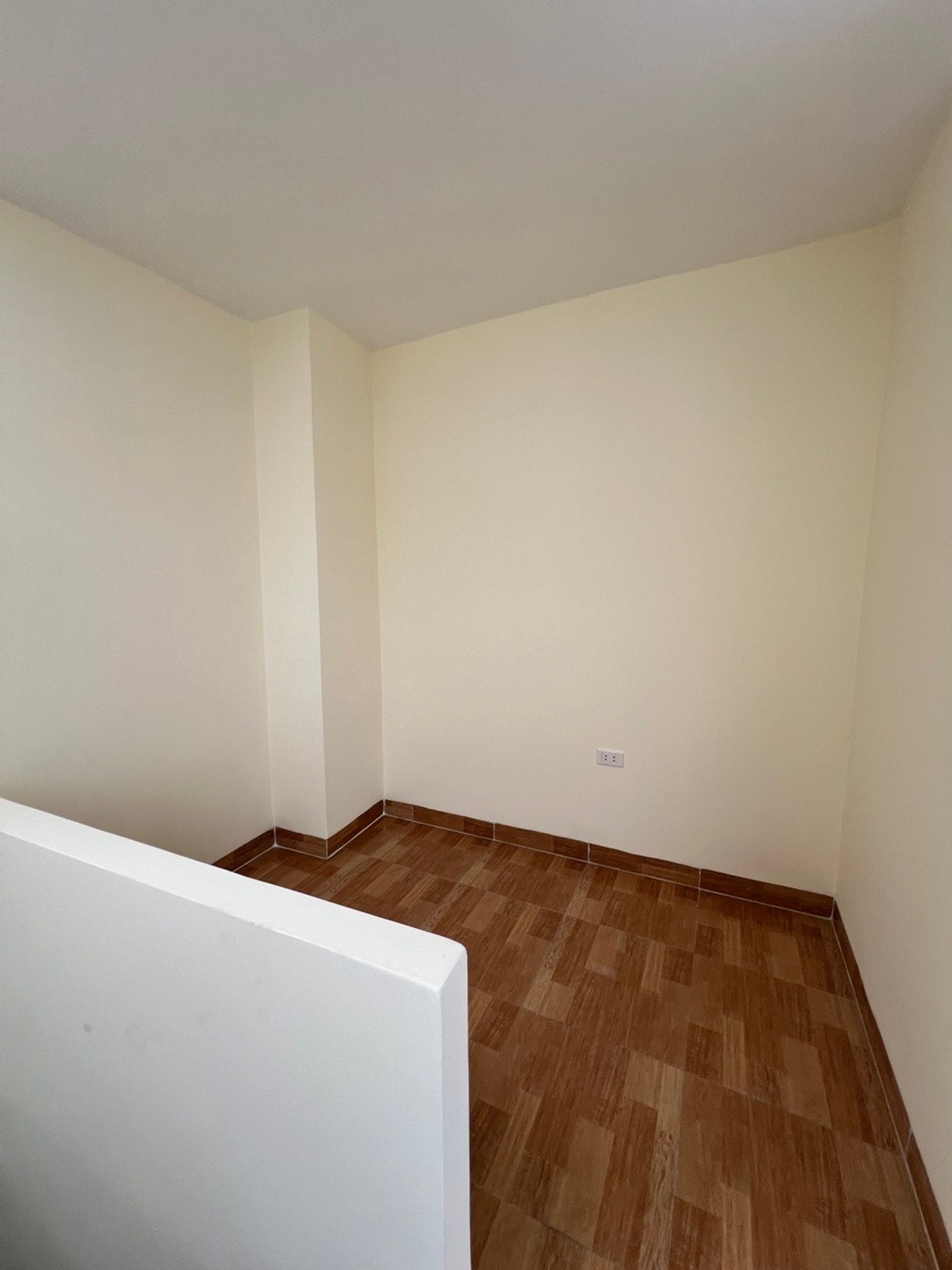 Bán nhà Nguyễn Khoái - diện tích 35m2 5 tầng - gần trường đại học - giá 8,5 tỷ