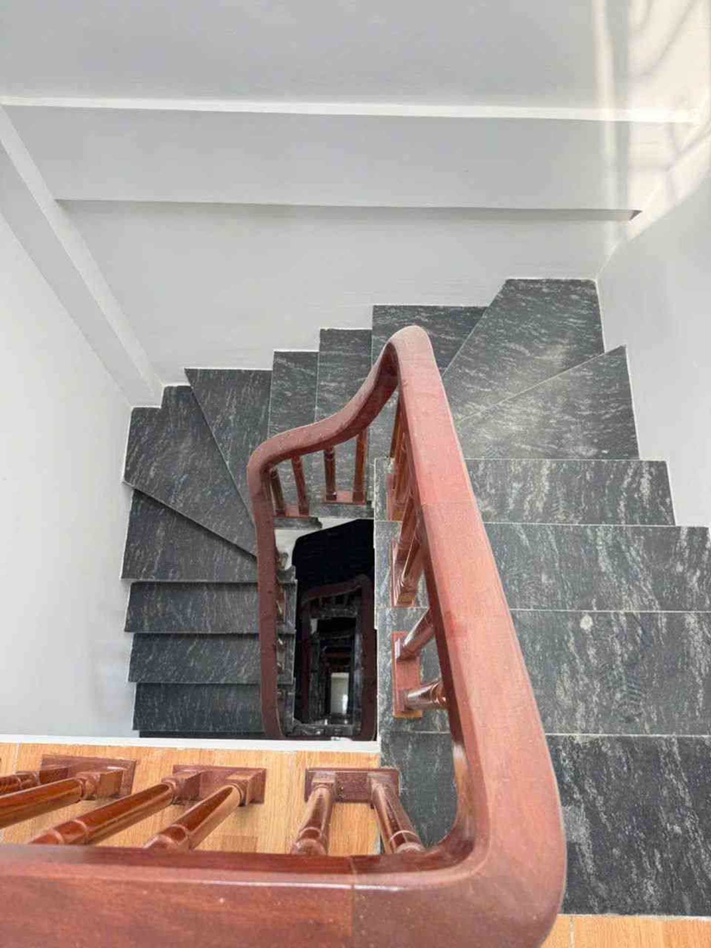 Bán nhà Nguyễn Khoái - diện tích 40m2 6 tầng - Thang máy - giá 9,8 tỷ