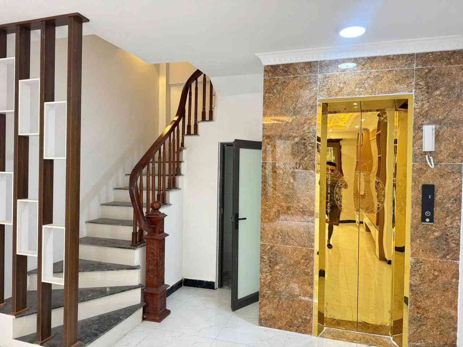 Bán nhà Nguyễn Khoái - diện tích 40m2 6 tầng - Thang máy - giá 9,8 tỷ