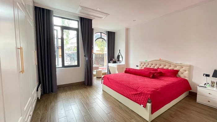 Bán nhà Hoàng Văn Thái - diện tích 96m2 6 tầng - ô tô tải đỗ cửa - giá 35 tỷ