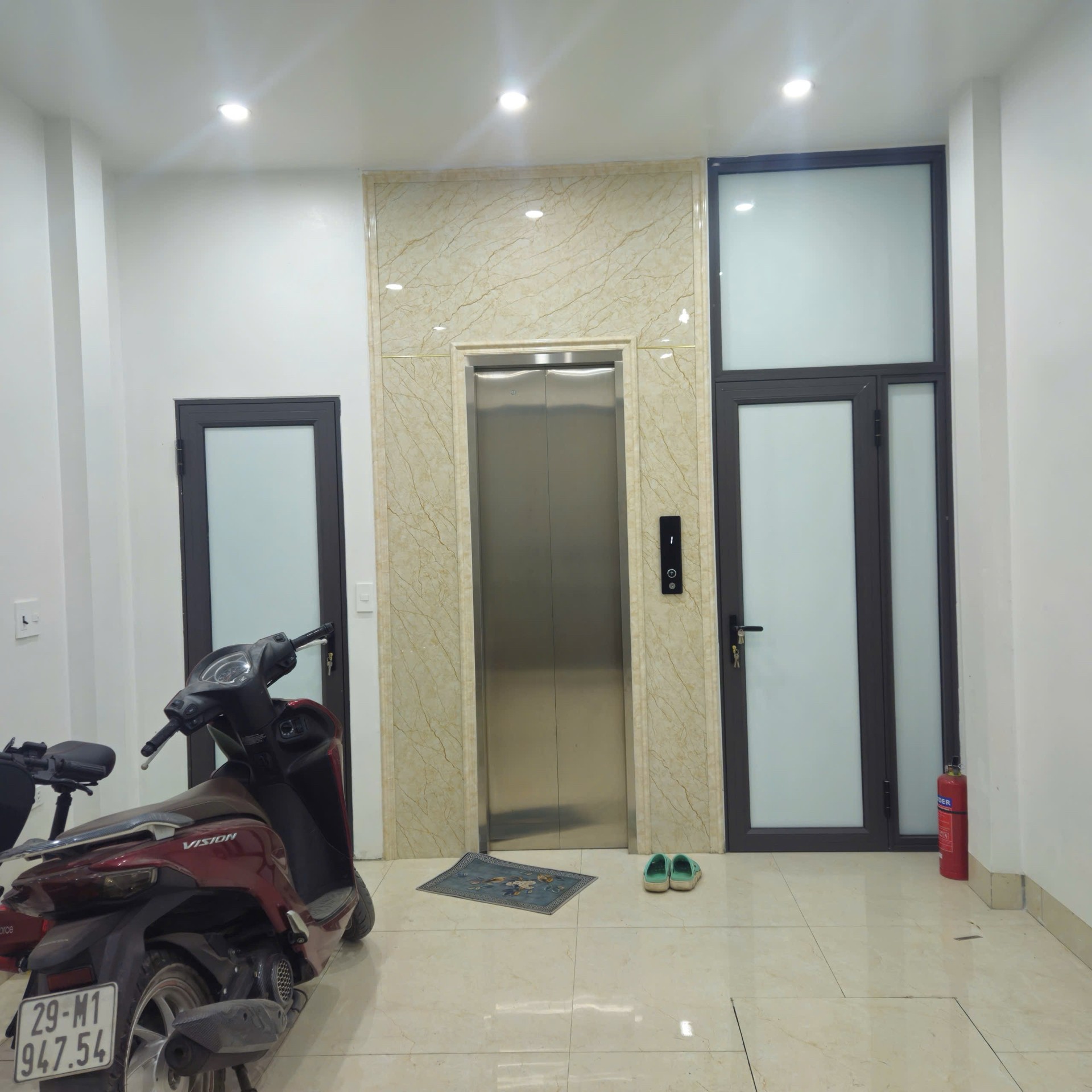 Bán nhà Quốc Bảo - diện tích 30m2 6 tầng - ô tô tránh - giá 12 tỷ