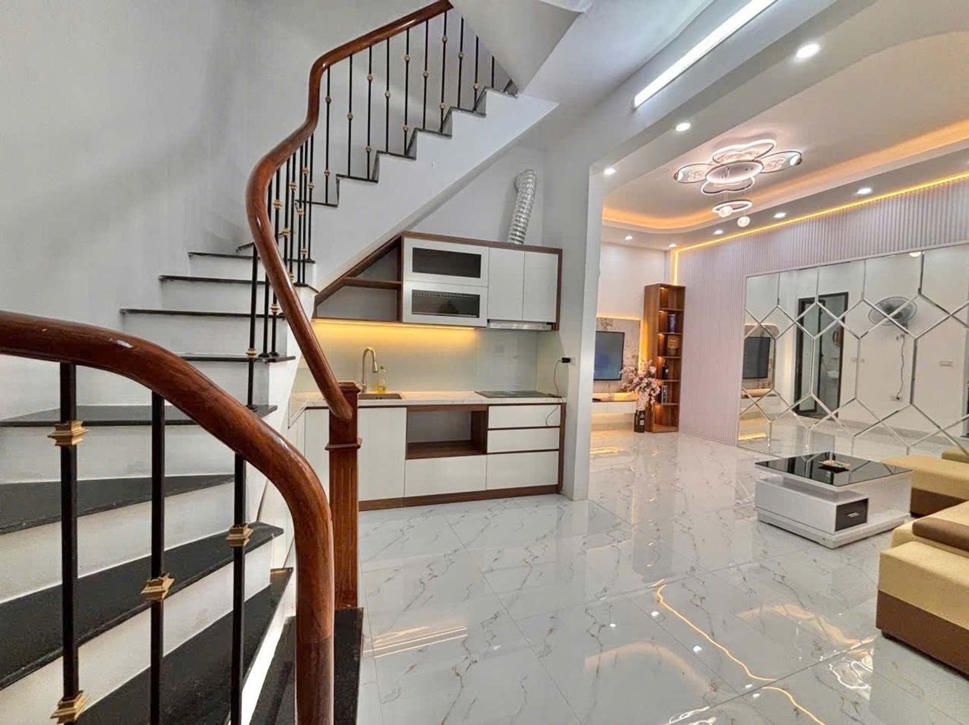 Bán nhà Hai Bà Trưng - diện tích 30m2 5 tầng - HÀNG HIẾM - VỊ TRÍ ĐẸP ĐẮC ĐỊA - giá 8,6 tỷ
