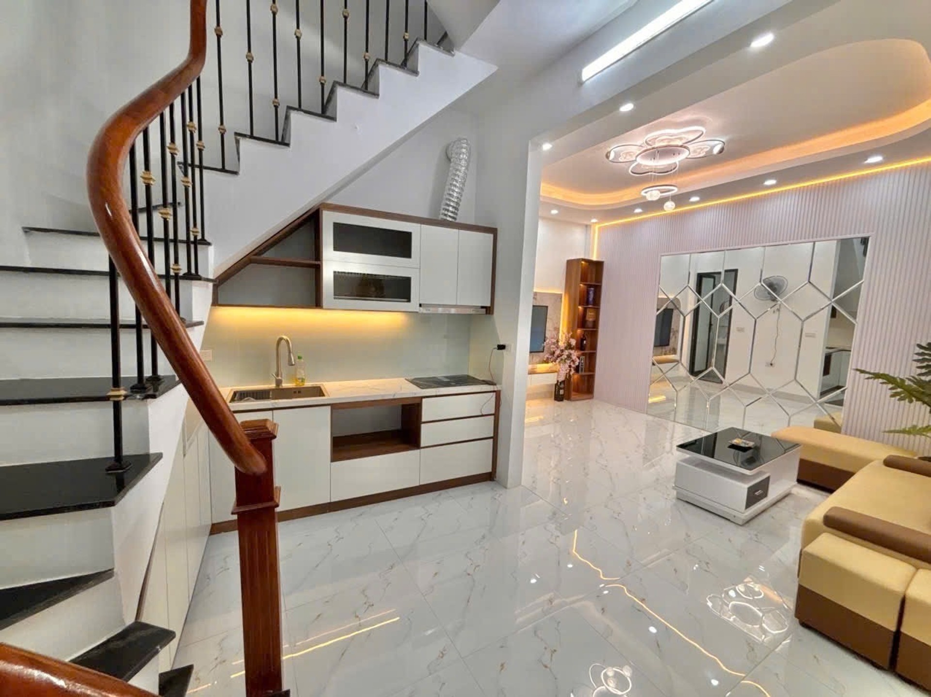 Bán nhà Hai Bà Trưng - diện tích 30m2 5 tầng - HÀNG HIẾM - VỊ TRÍ ĐẸP ĐẮC ĐỊA - giá 8,6 tỷ