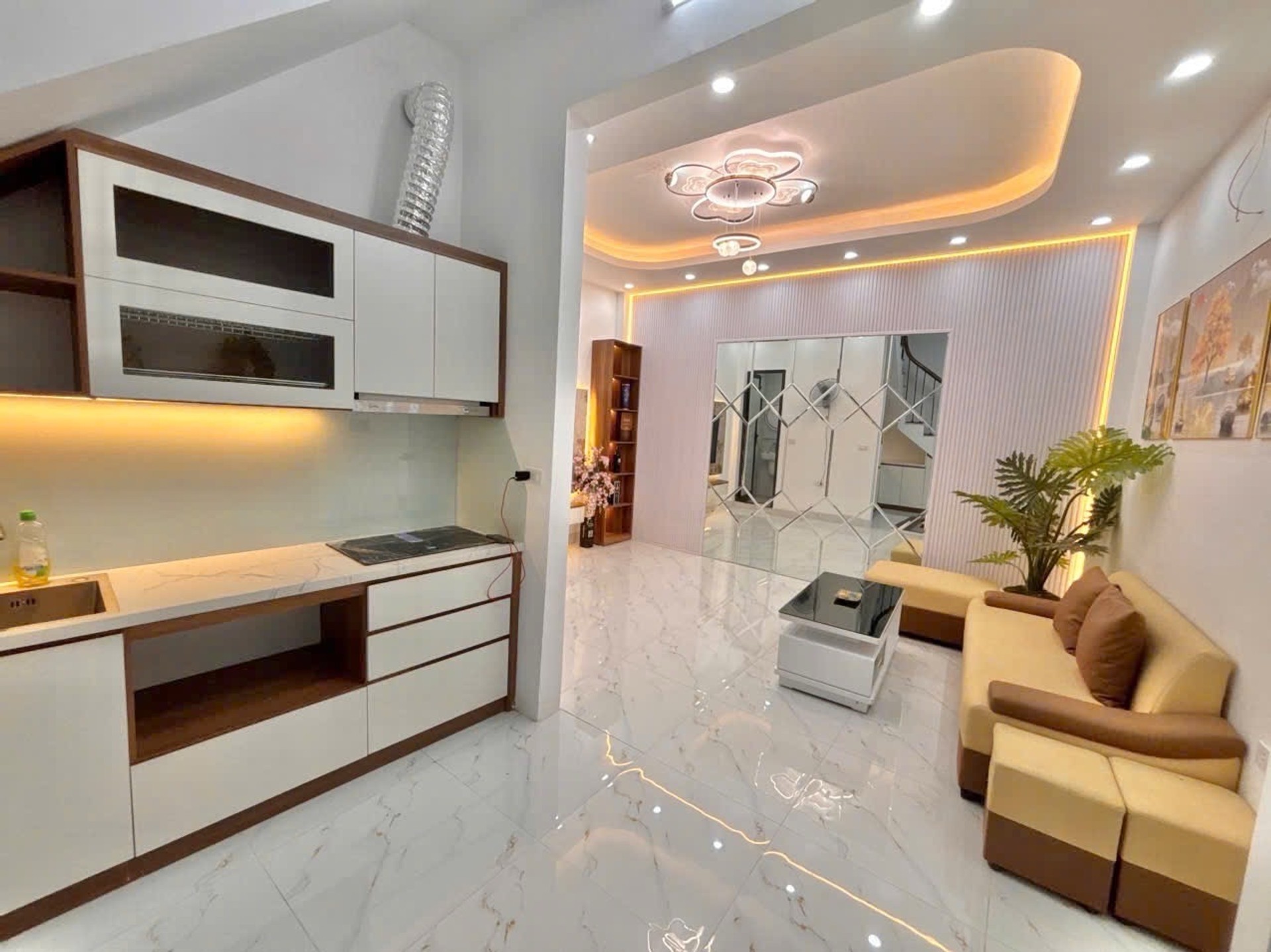 Bán nhà Hai Bà Trưng - diện tích 30m2 5 tầng - HÀNG HIẾM - VỊ TRÍ ĐẸP ĐẮC ĐỊA - giá 8,6 tỷ