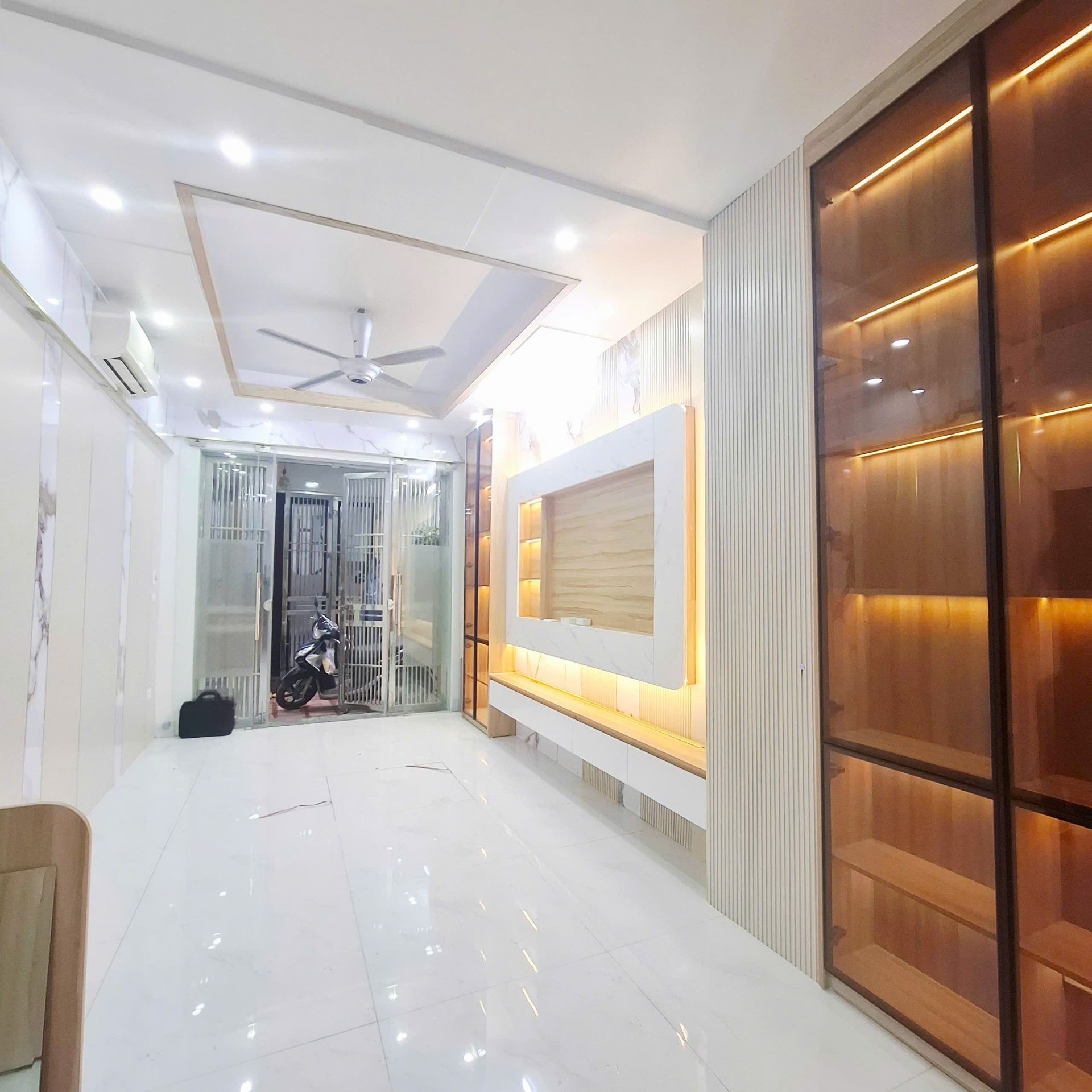 Bán nhà Thanh Lân - diện tích 30m2 5 tầng - BA GÁC ĐỖ CỬA - giá 6,3 tỷ