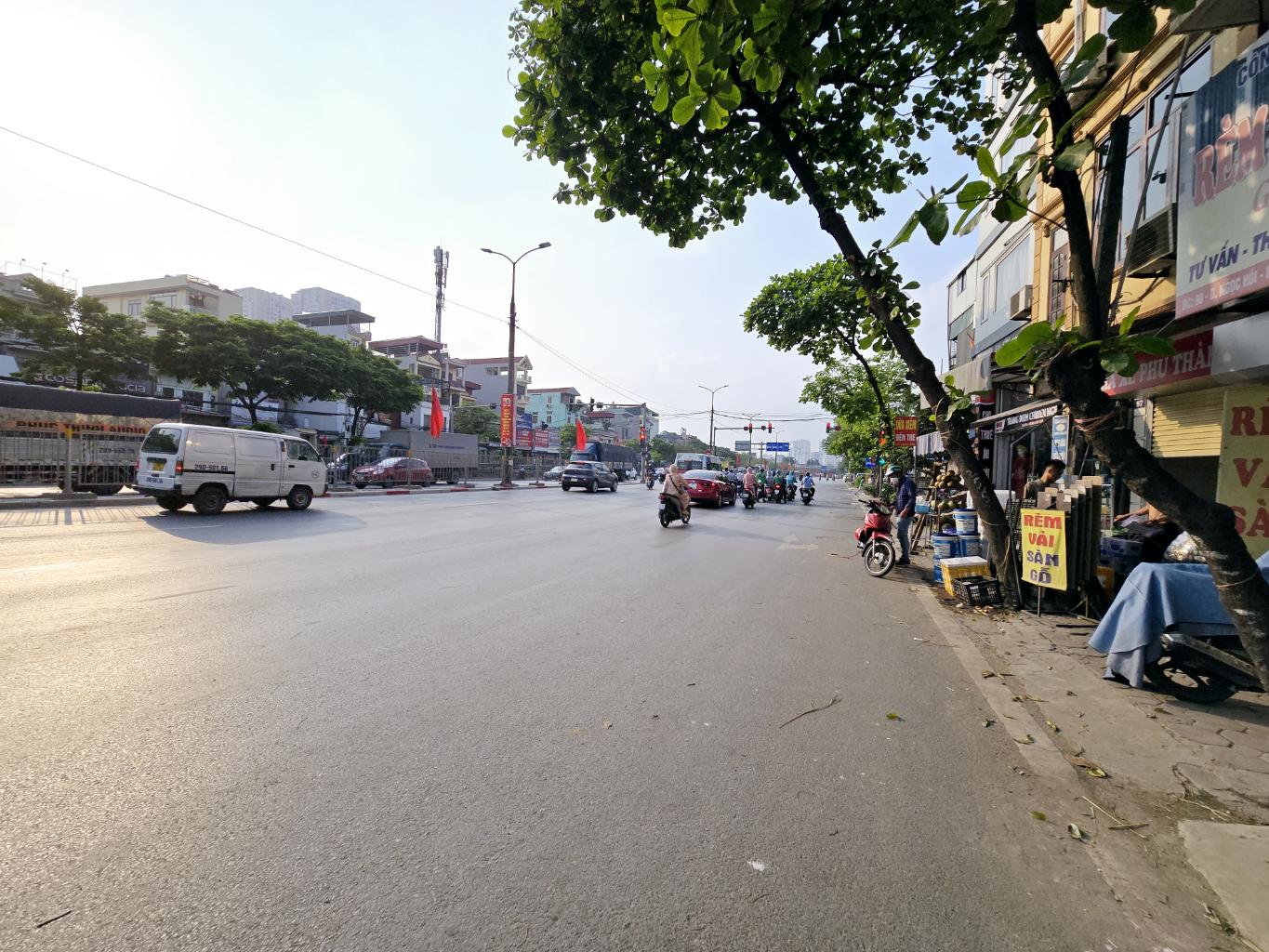 Bán nhà Ngọc Hồi - diện tích 128m2 3 tầng - Nhà dân xây KCBT chắc chắn - giá 20,5 tỷ