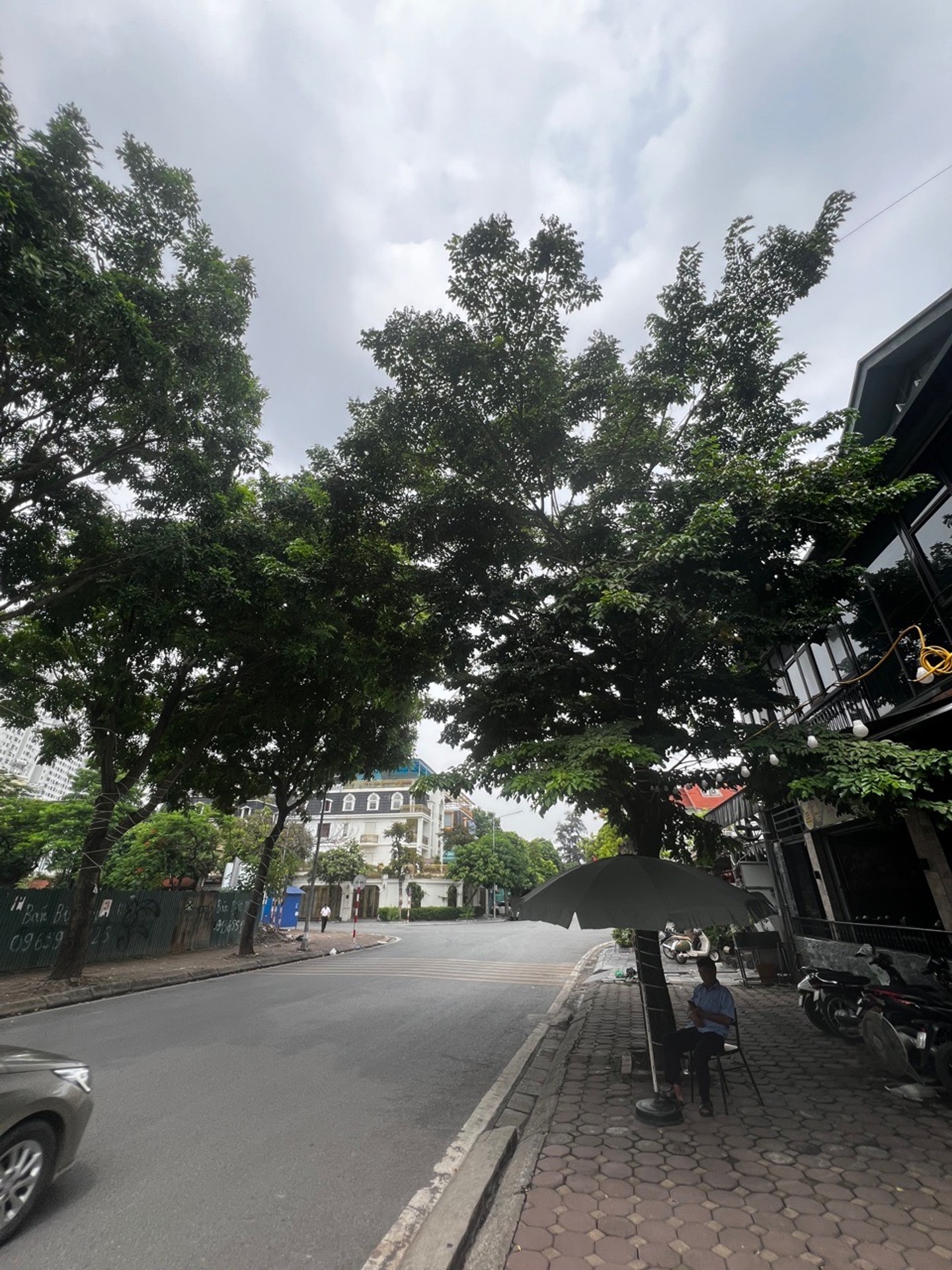 Bán nhà Tây Nam Linh Đàm - diện tích 335m2 4 tầng - Biệt Thự Lôgoc Kinh Doanh Sầm uất - giá 187,5 tỷ