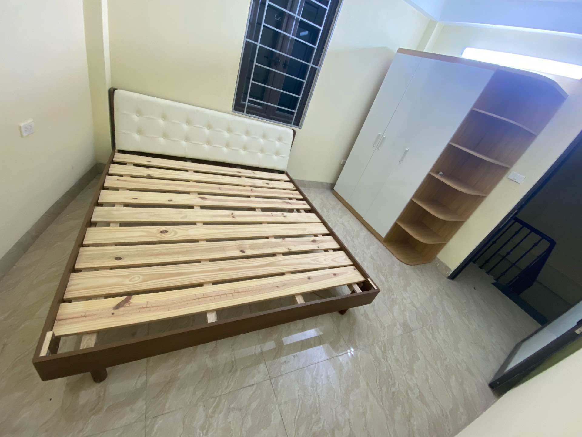 Bán nhà Nguyễn Khoái - diện tích 42m2 5 tầng - Ô tô sát nhà - giá 7 tỷ