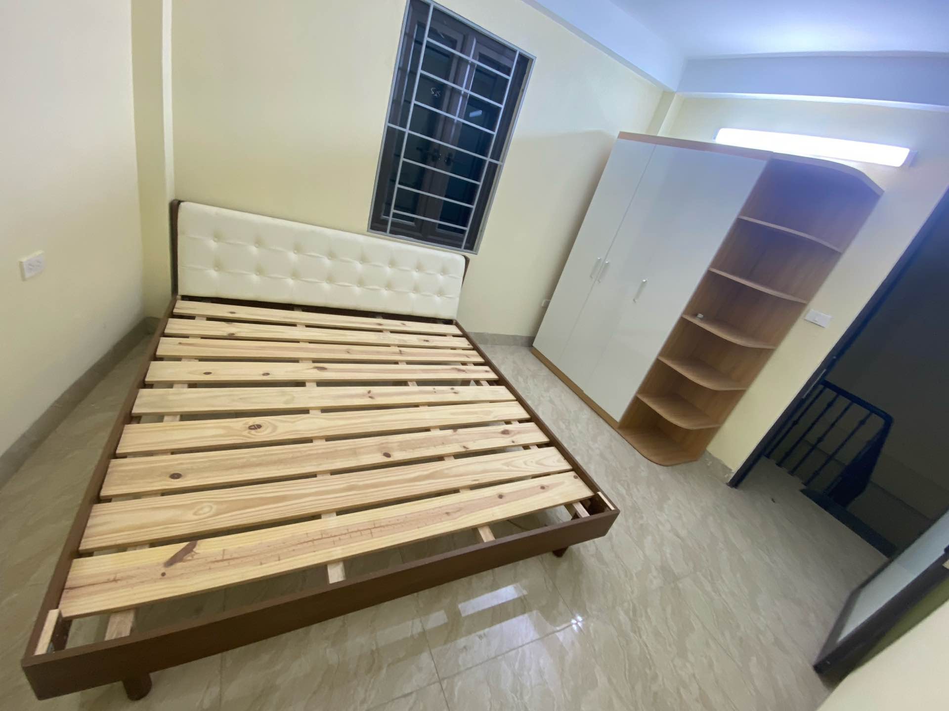 Bán nhà Nguyễn Khoái - diện tích 42m2 5 tầng - Ô tô sát nhà - giá 7 tỷ