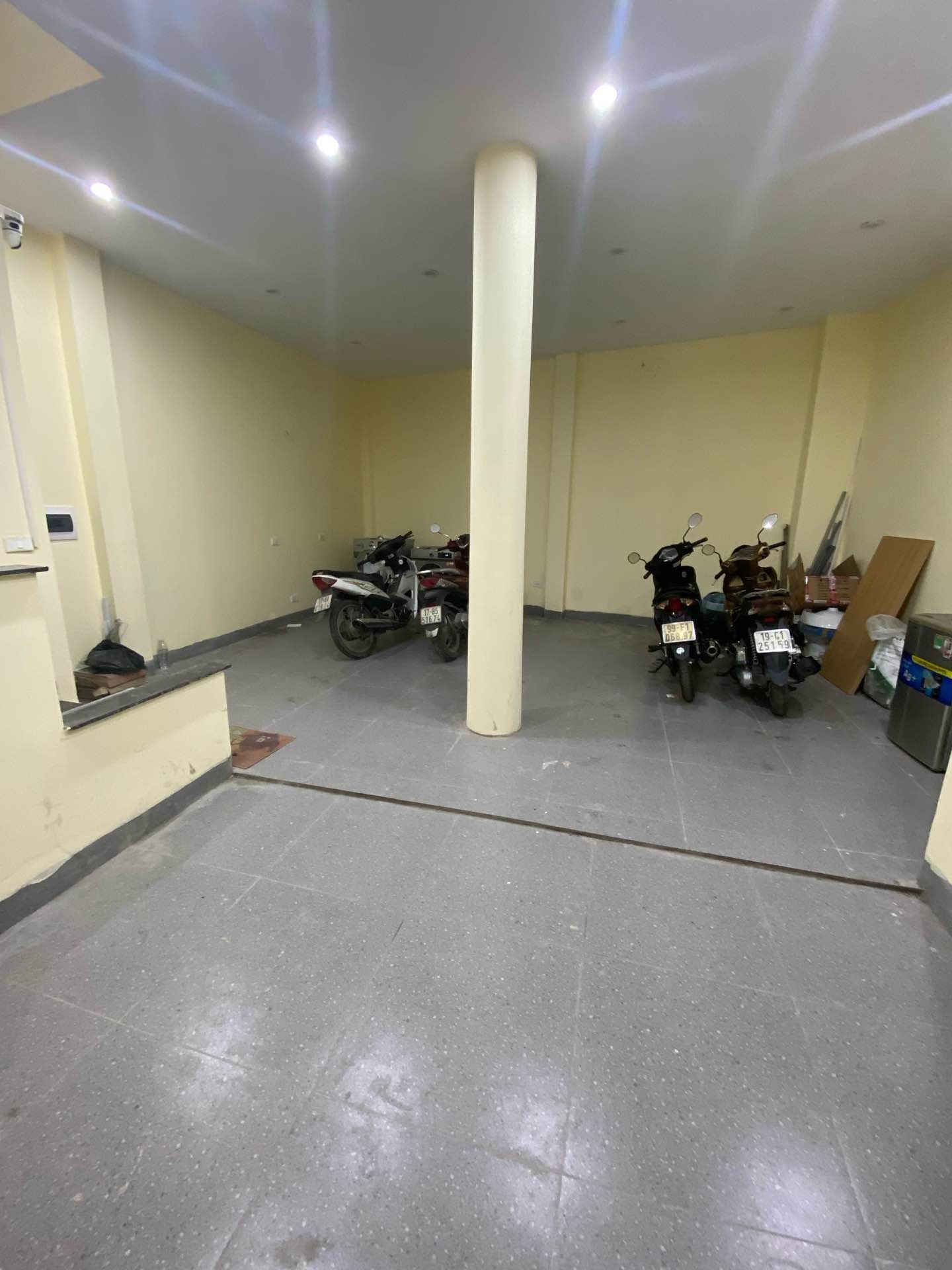 Bán nhà Nguyễn Khoái - diện tích 42m2 5 tầng - Ô tô sát nhà - giá 7 tỷ