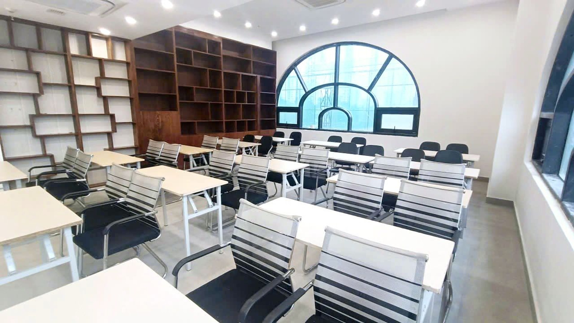 Bán nhà Đại Từ - diện tích 55m2 2 tầng - Căn hộ shophouse khối đế - giá 9 tỷ