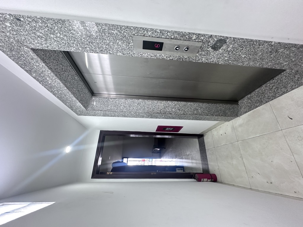 Bán nhà Khương Đình - diện tích 58.8m2 7 tầng - Kinh doanh sầm uất - giá 15 tỷ