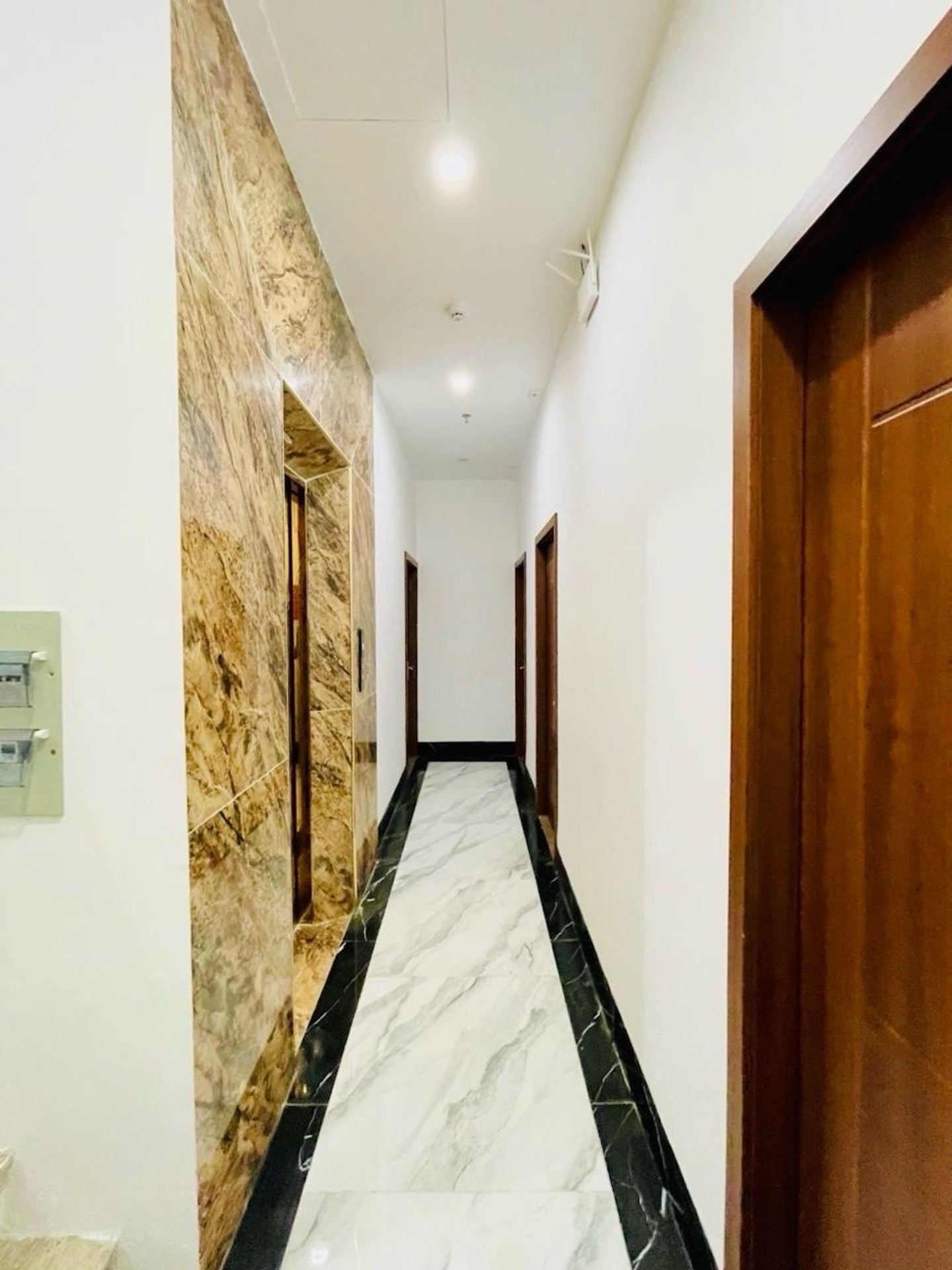 Bán nhà Phan Đình Giót - diện tích 75m2 9 tầng - Lô góc 2 mặt ngõ ô tô tránh - giá 41,9 tỷ