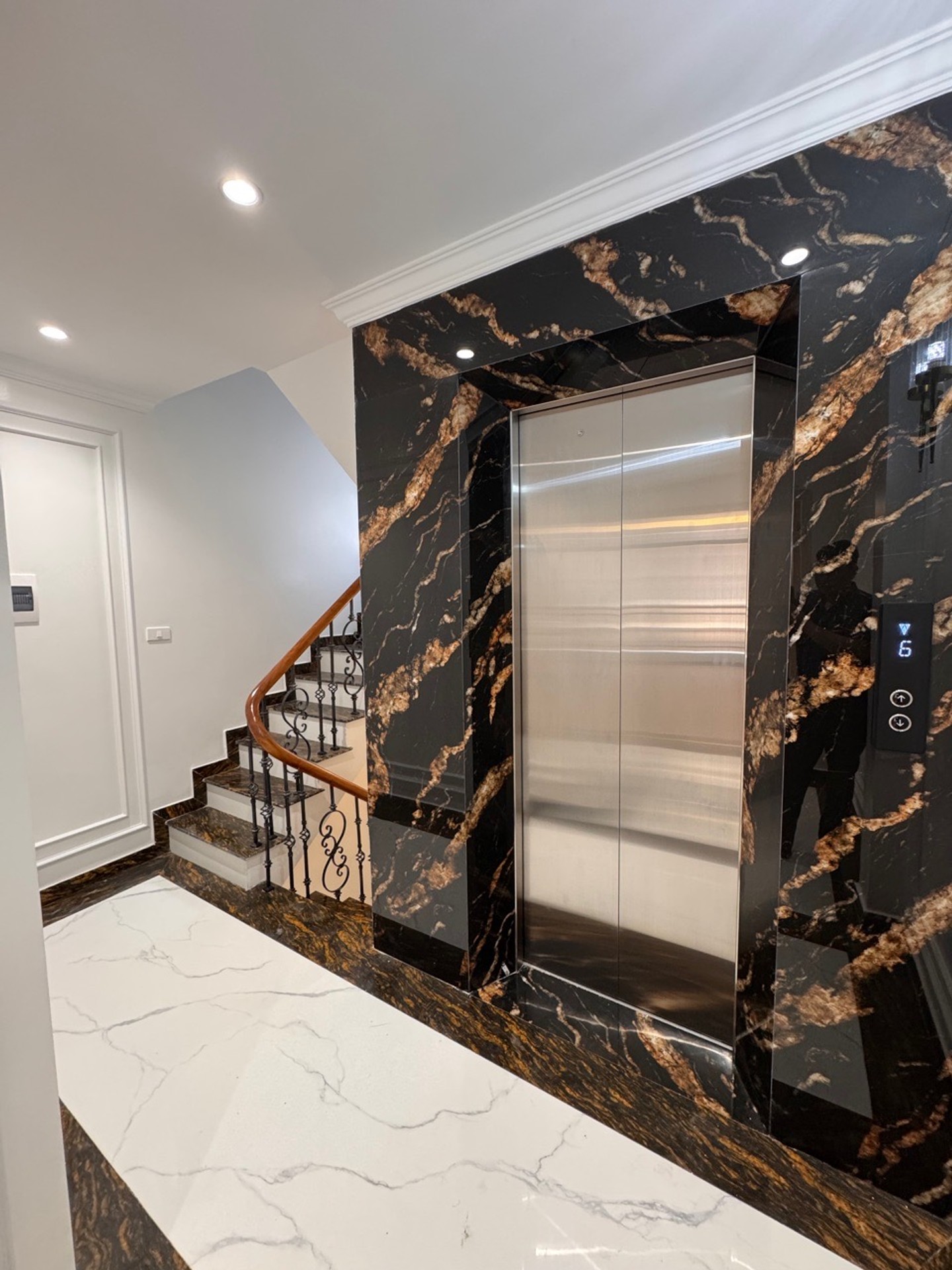 Bán nhà Giáp Bát - diện tích 44m2 6 tầng - Nhà đẹp hiếm có - giá 18 tỷ