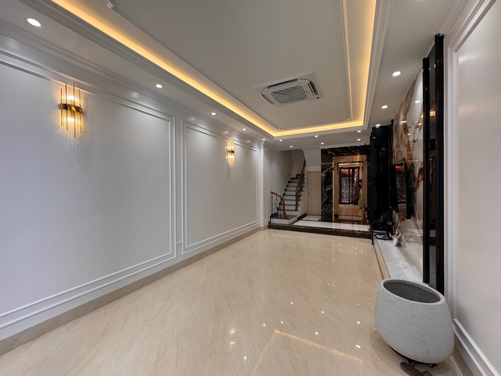 Bán nhà Giáp Bát - diện tích 44m2 6 tầng - Nhà đẹp hiếm có - giá 18 tỷ