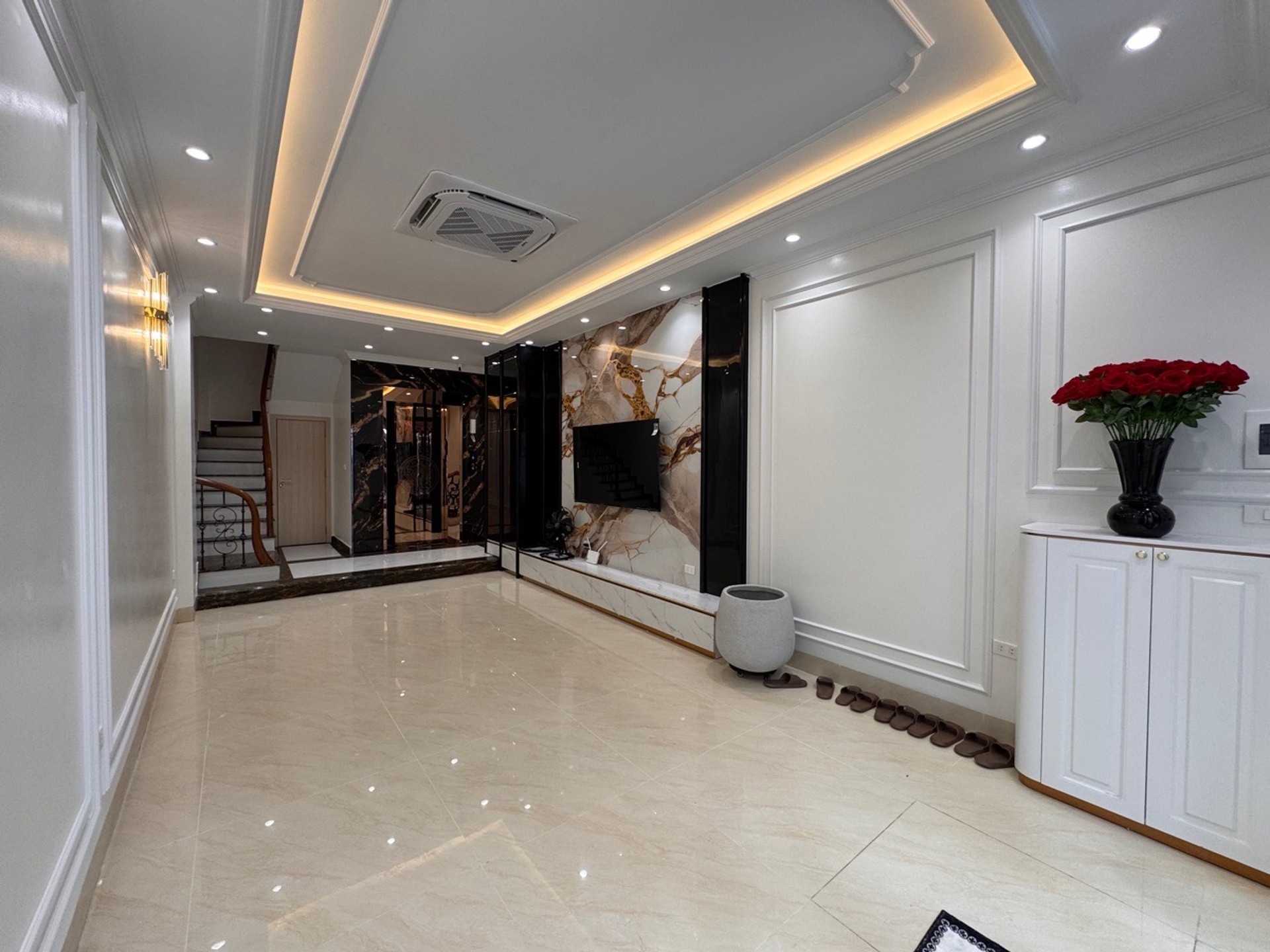 Bán nhà Giáp Bát - diện tích 44m2 6 tầng - Nhà đẹp hiếm có - giá 18 tỷ