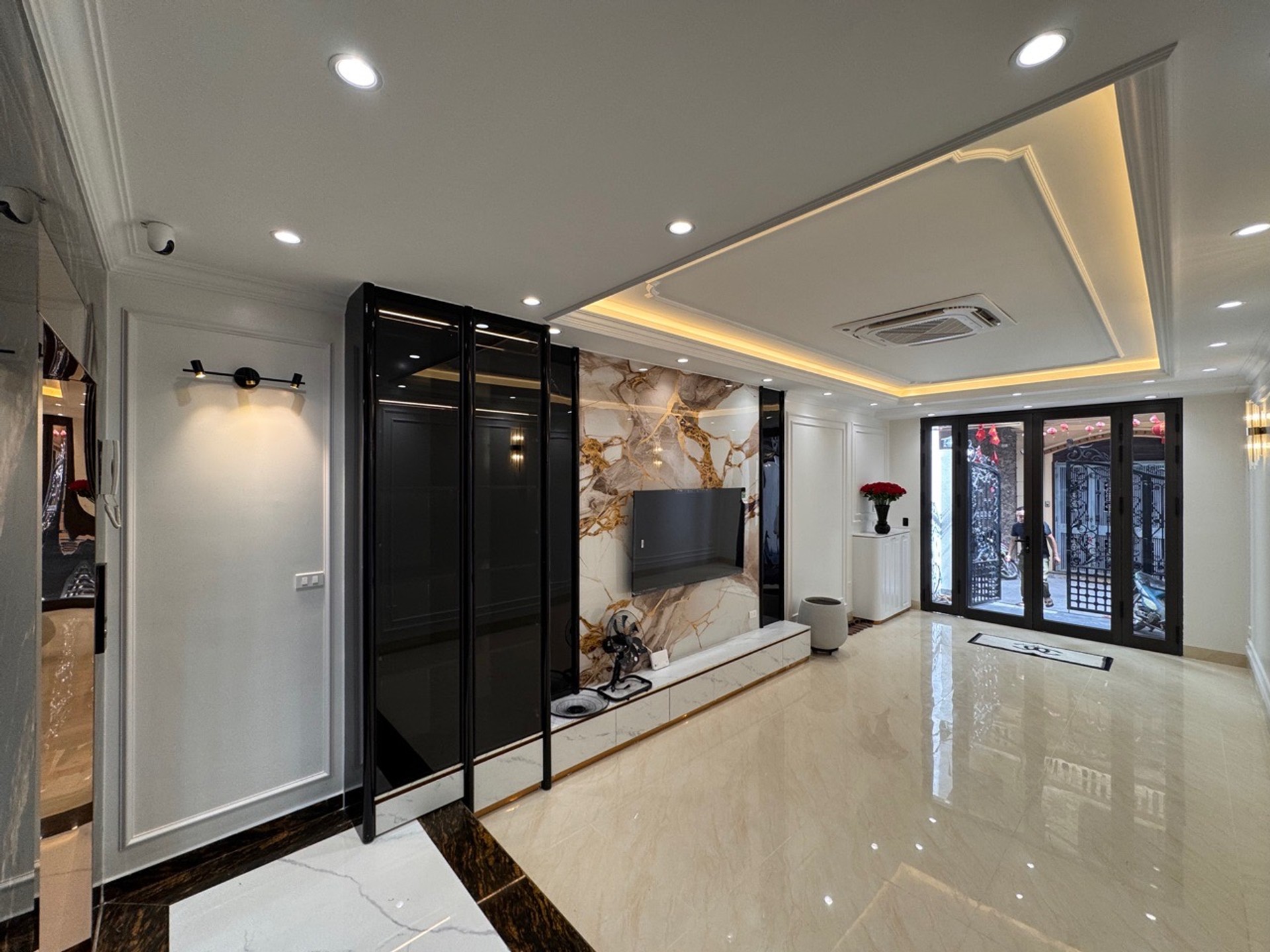 Bán nhà Giáp Bát - diện tích 44m2 6 tầng - Nhà đẹp hiếm có - giá 18 tỷ