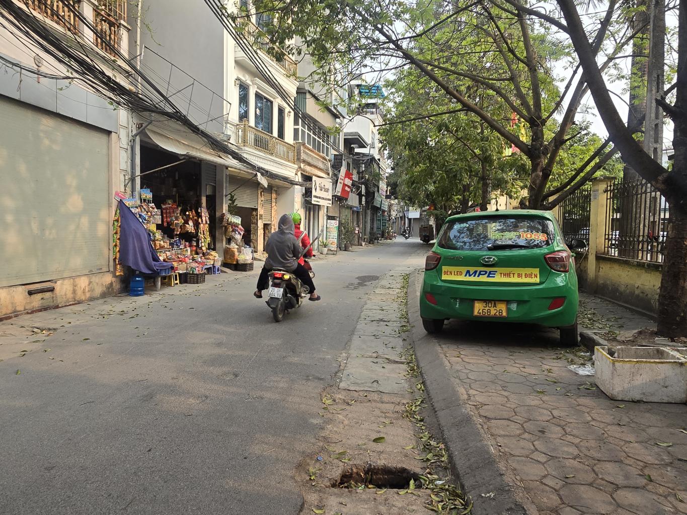 Bán nhà Ngọc Hồi - diện tích 104m2 4 tầng - Ô TÔ TRÁNH - giá 25,5 tỷ