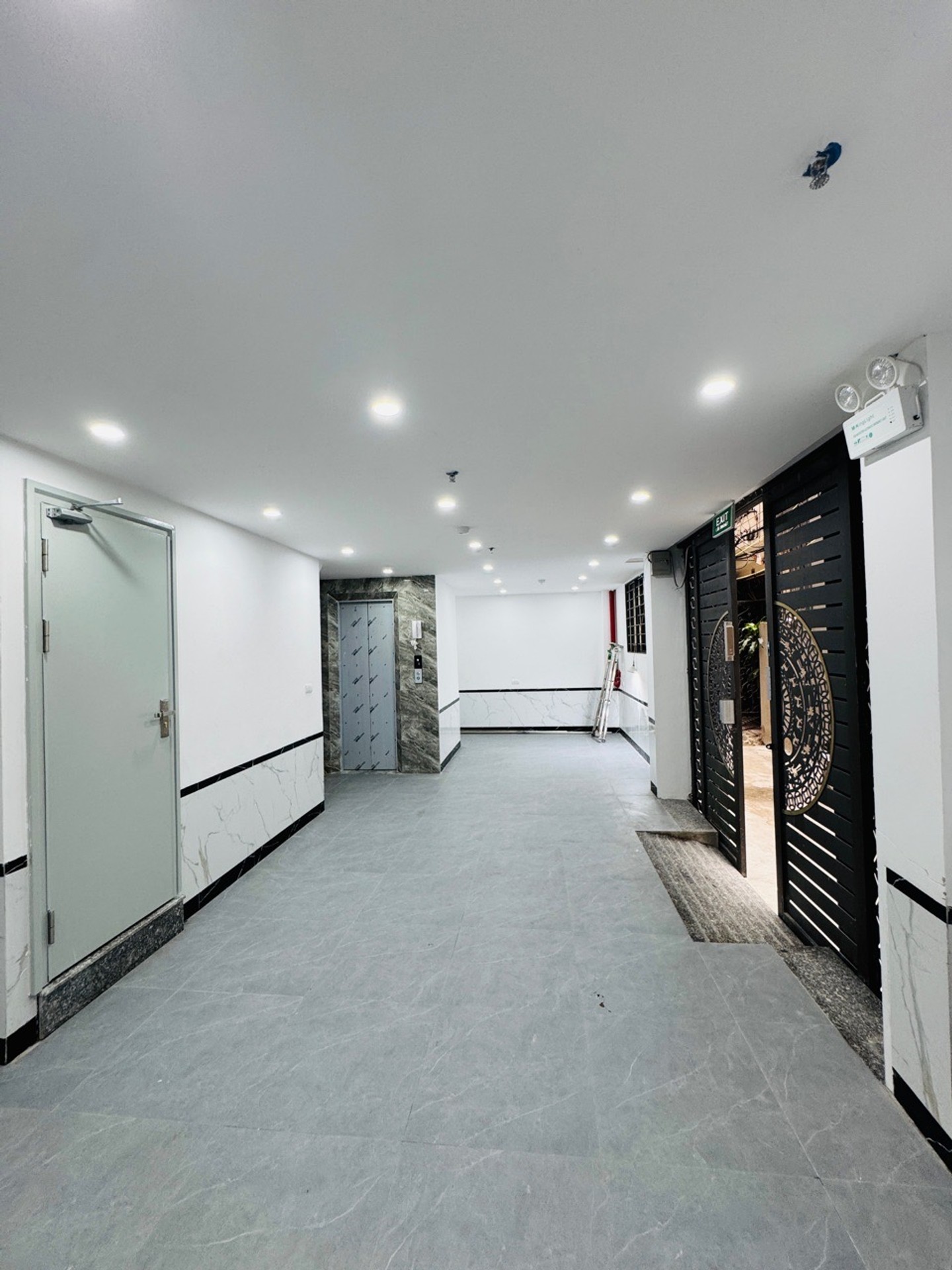 Bán nhà Định Công Thượng - diện tích 50m2 7 tầng - Lô góc - giá 15,7 tỷ