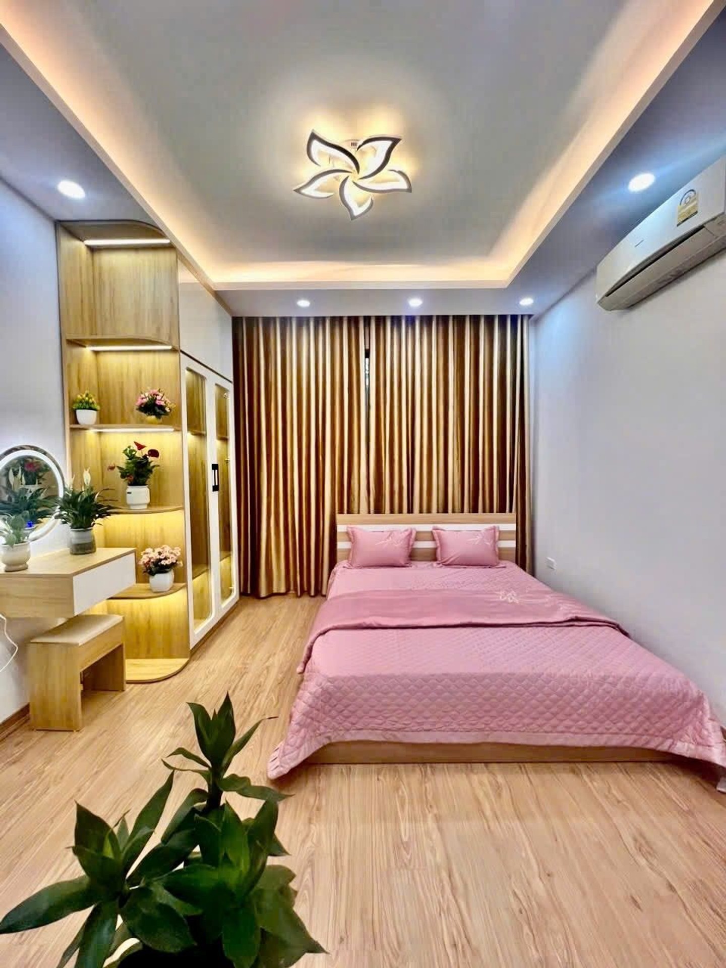 Bán nhà Hồng Mai - diện tích 18m2 4 tầng - Ô tô tránh - giá 6,3 tỷ