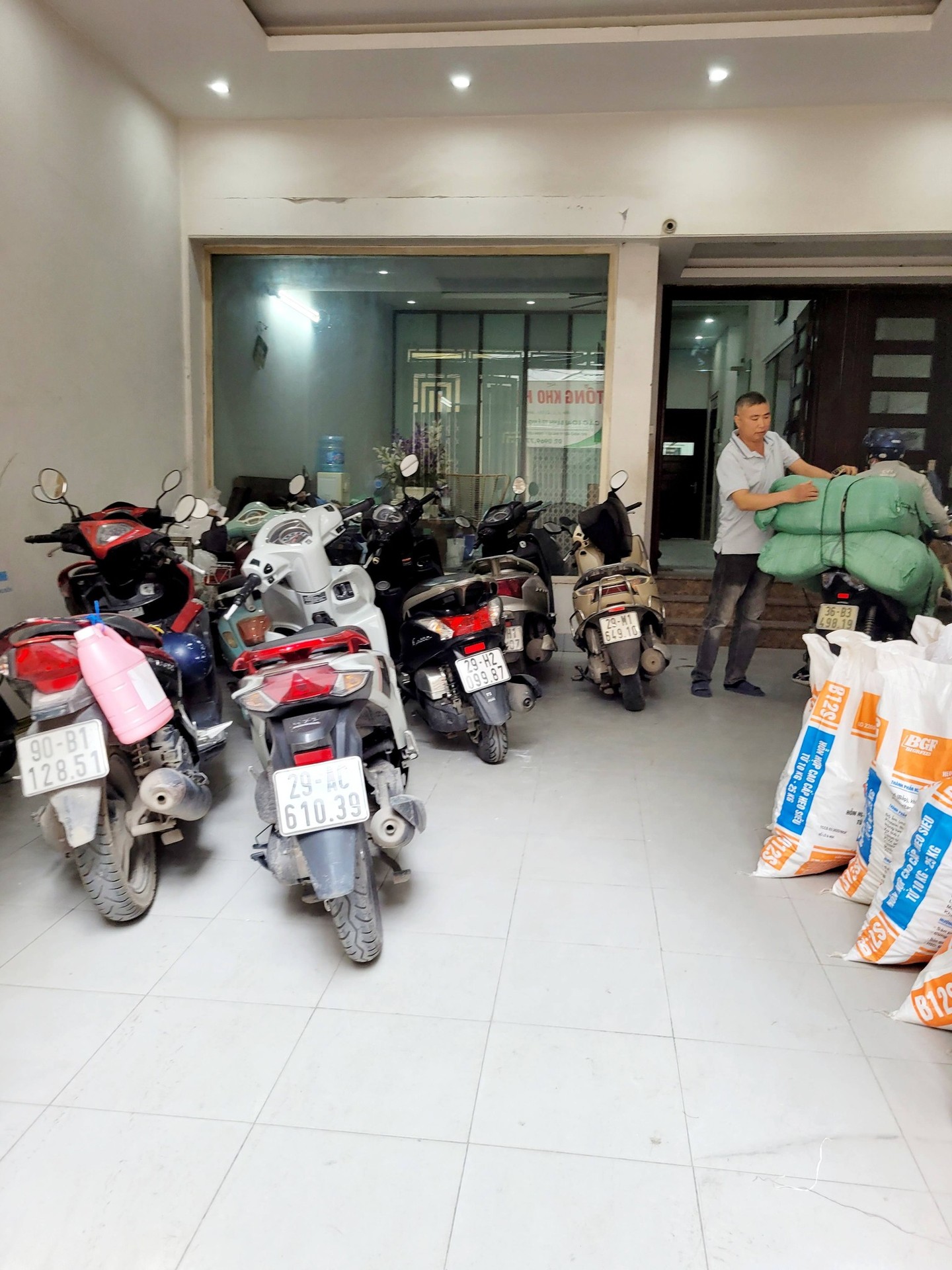 Bán nhà Thịnh Liệt - diện tích 161m2 5 tầng - Thang máy, Gara ô tô - giá 43 tỷ