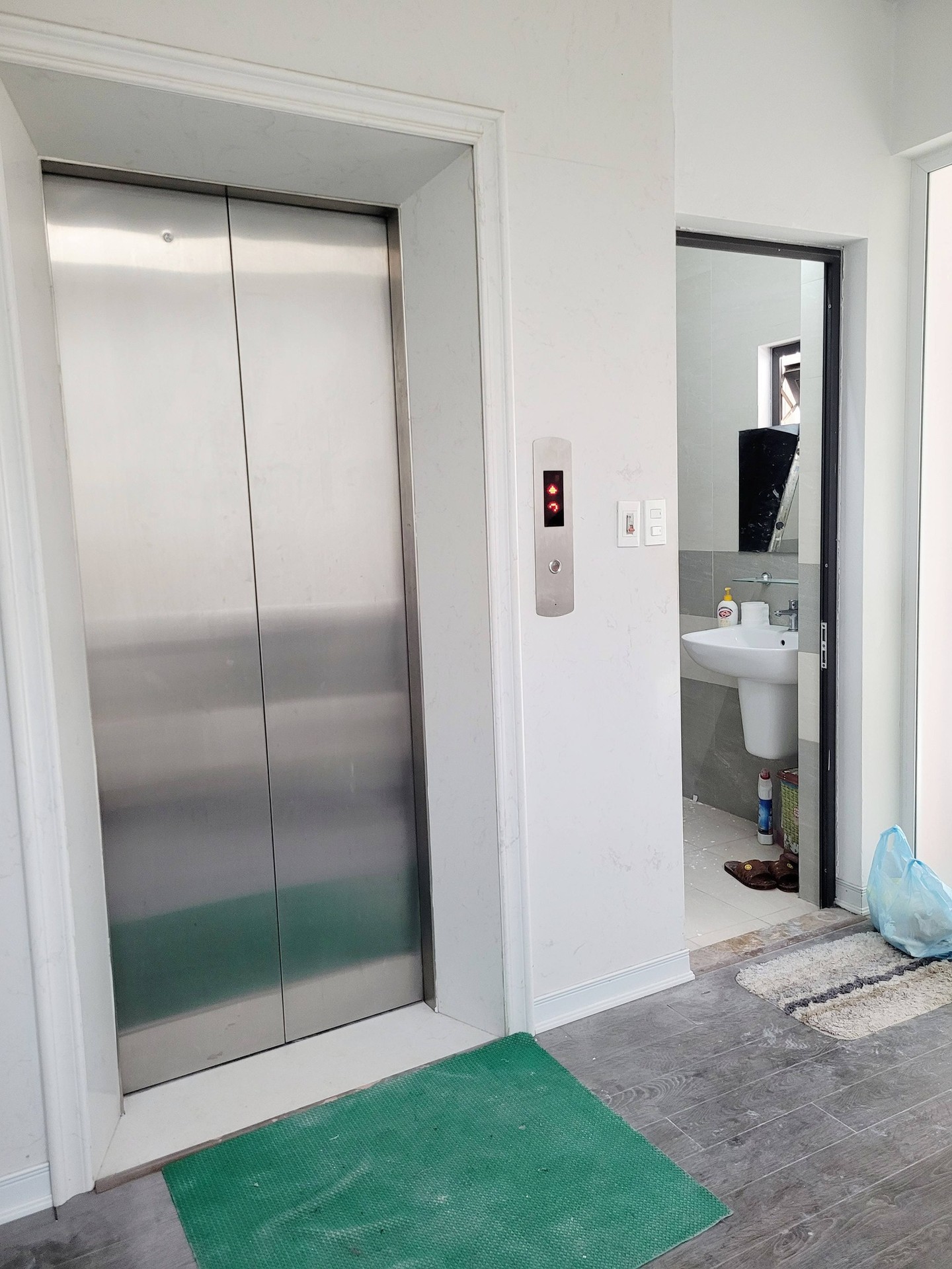 Bán nhà Thịnh Liệt - diện tích 161m2 5 tầng - Thang máy, Gara ô tô - giá 43 tỷ