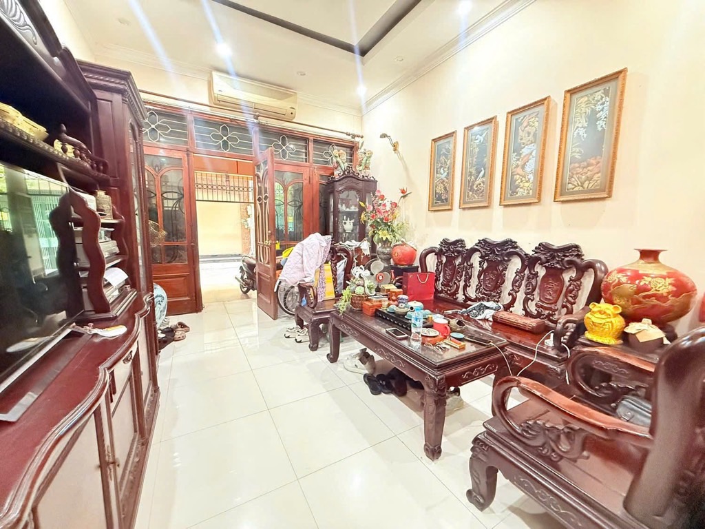 Bán nhà Huỳnh Thúc Kháng - diện tích 80.3m2 5 tầng - Ô tô tránh - giá 37 tỷ