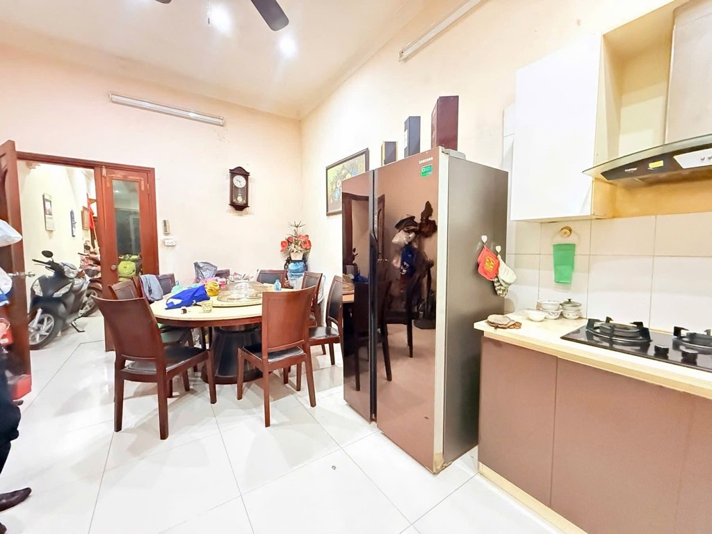 Bán nhà Huỳnh Thúc Kháng - diện tích 80.3m2 5 tầng - Ô tô tránh - giá 37 tỷ