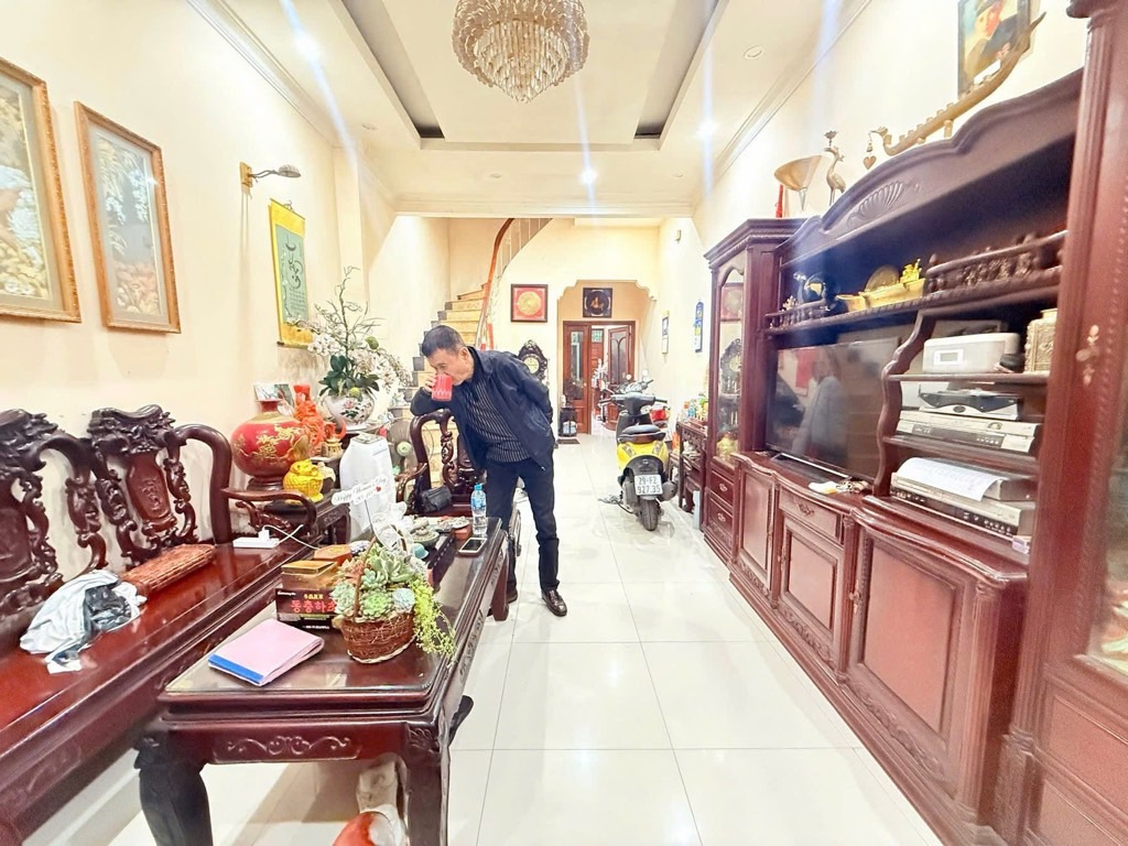 Bán nhà Huỳnh Thúc Kháng - diện tích 80.3m2 5 tầng - Ô tô tránh - giá 37 tỷ