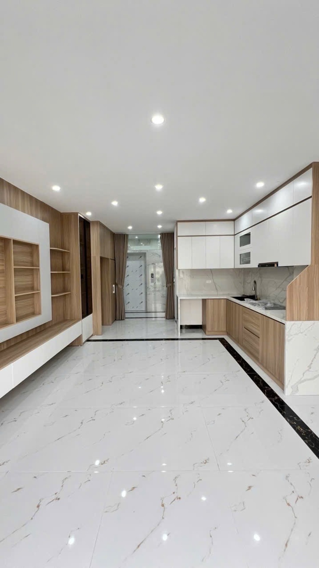 Bán nhà Ngọc Hồi - diện tích 50m2 7 tầng - Gara ô tô - giá 23,5 tỷ