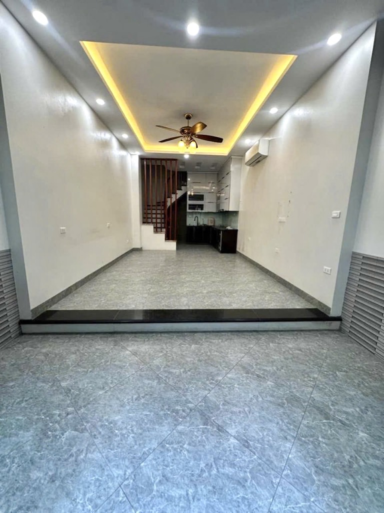 Bán nhà Hoàng Mai - diện tích 43m2 5 tầng - Nhà mặt ngõ thông, ô tô tránh - giá 12,8 tỷ