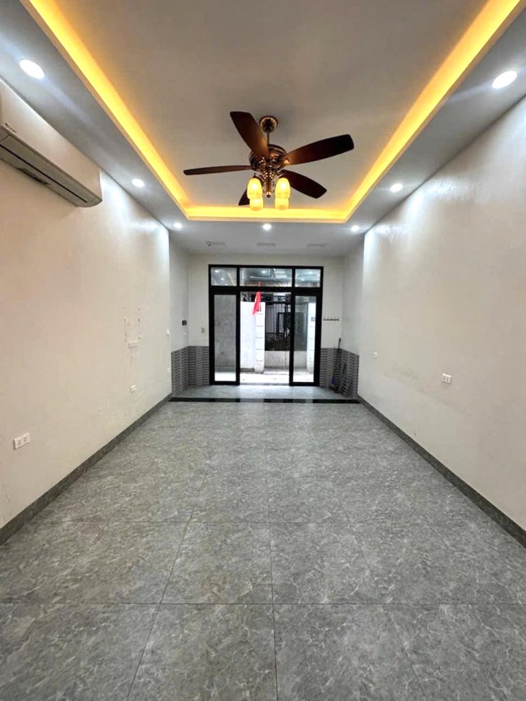 Bán nhà Hoàng Mai - diện tích 43m2 5 tầng - Nhà mặt ngõ thông, ô tô tránh - giá 12,8 tỷ