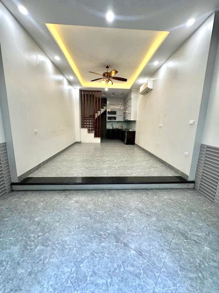 Bán nhà Hoàng Mai - diện tích 43m2 5 tầng - Nhà mặt ngõ thông, ô tô tránh - giá 12,8 tỷ
