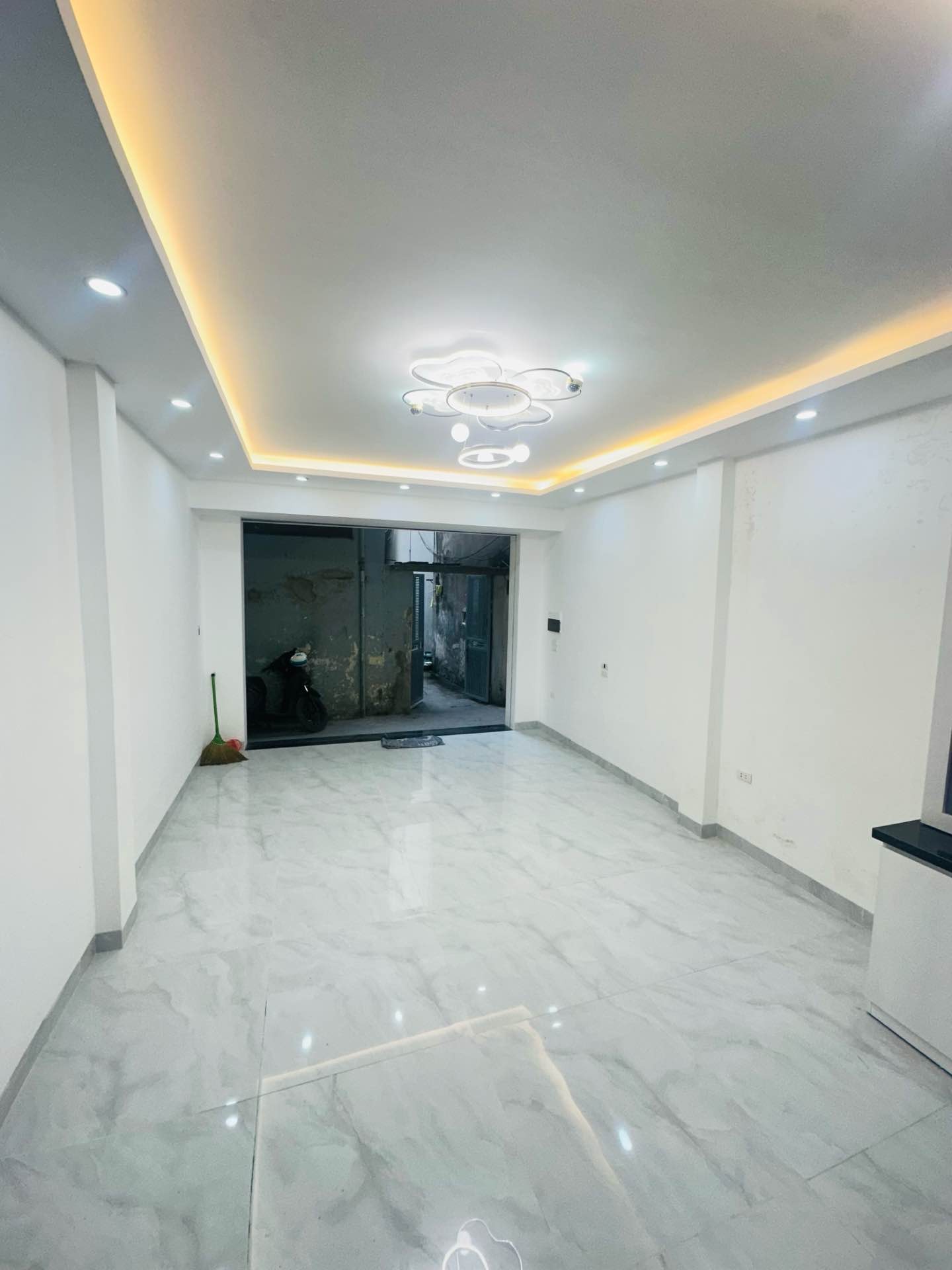 Bán nhà Tam Trinh - diện tích 33m2 6 tầng - Nhà đẹp thang máy - giá 12 tỷ