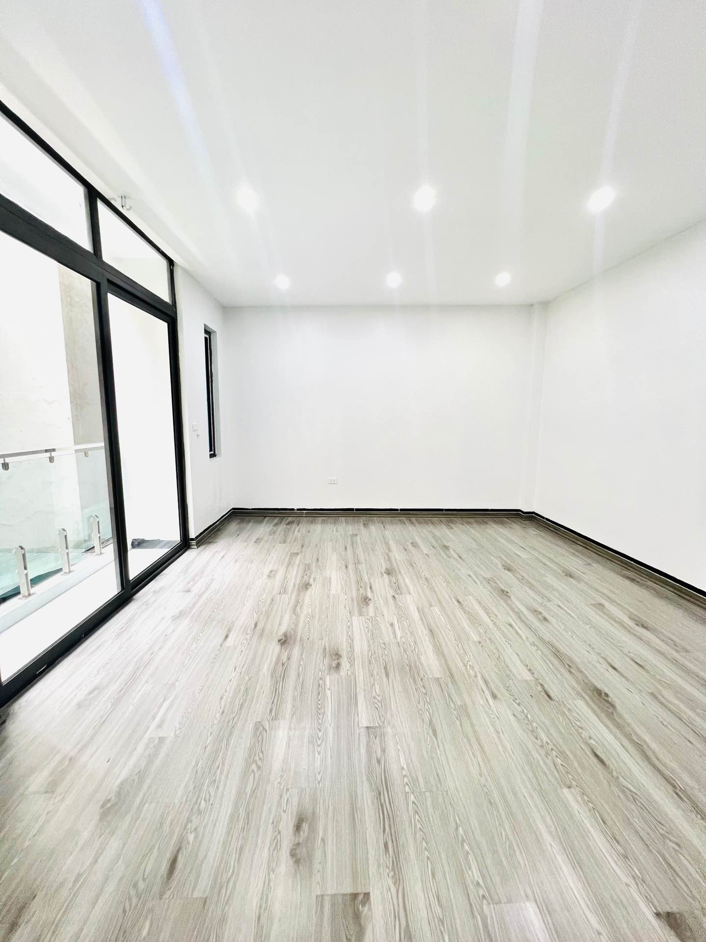 Bán nhà Tam Trinh - diện tích 35m2 6 tầng - Ngõ nông gần phố - giá 8,3 tỷ