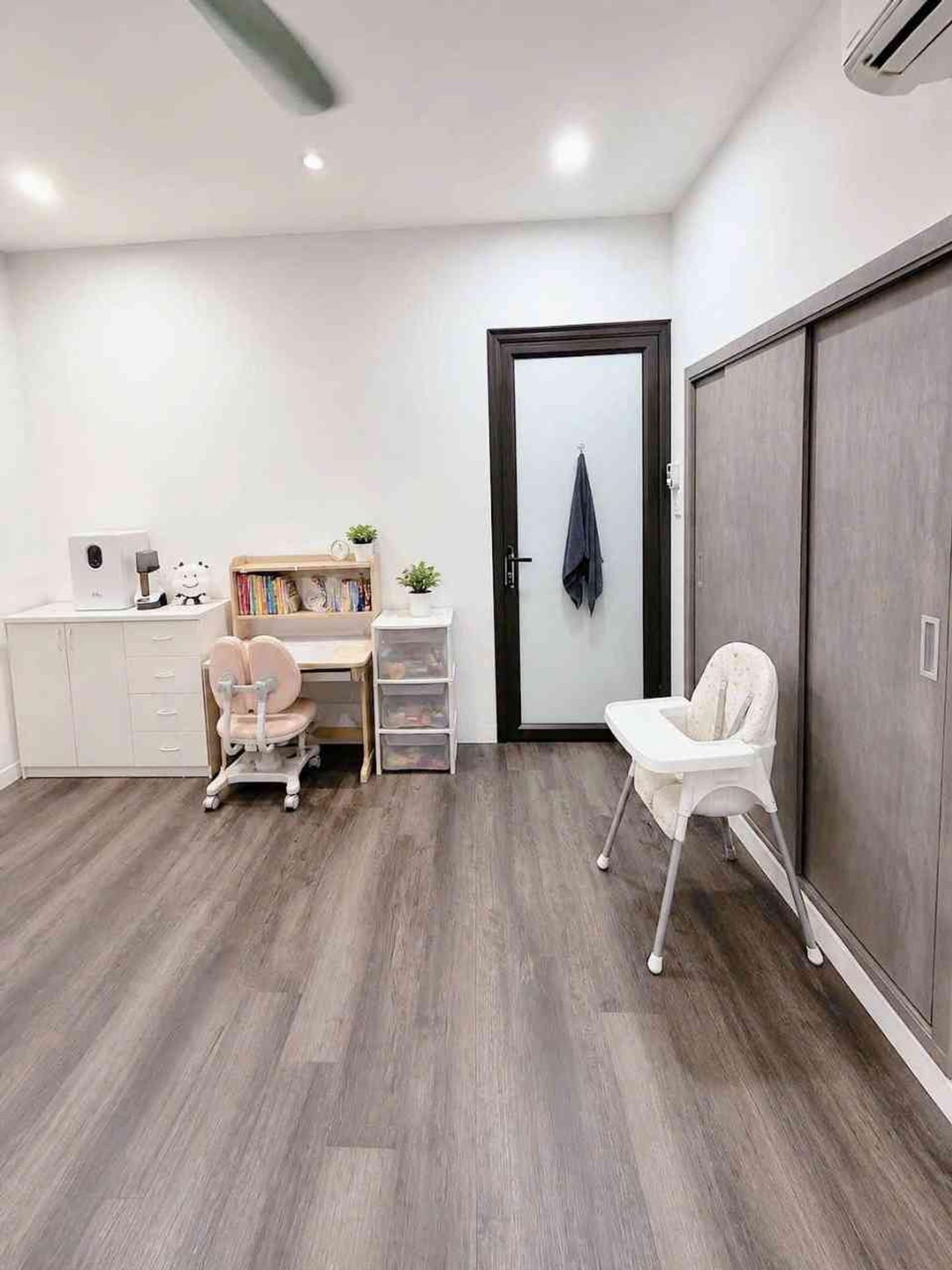 Bán nhà Phố 8/3 - diện tích 42m2 4 tầng - Lô góc mặt ngõ thông - giá 6,3 tỷ