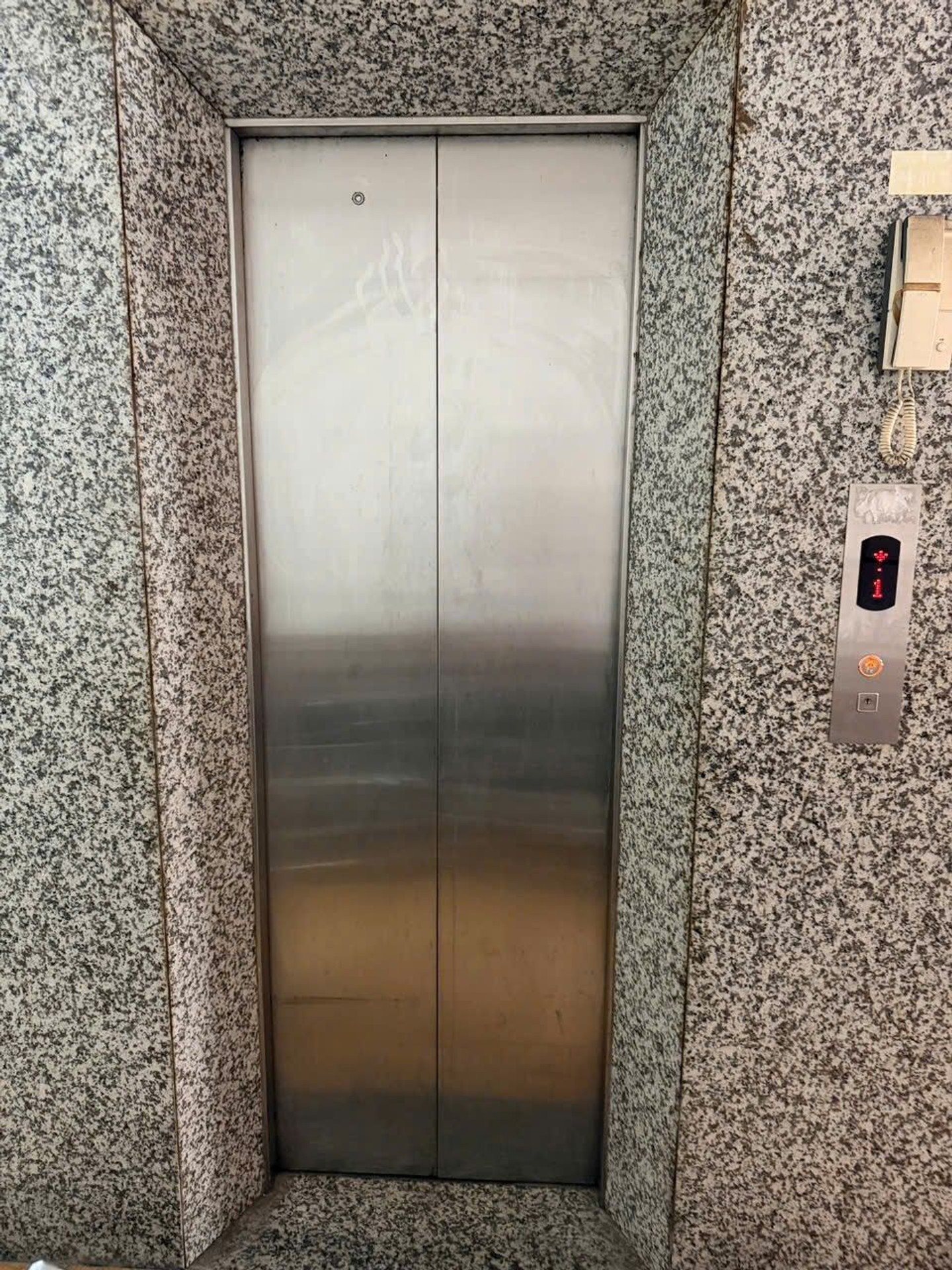 Bán nhà Khương Hạ - diện tích 81m2 7 tầng - ô tô tránh - giá 37,5 tỷ