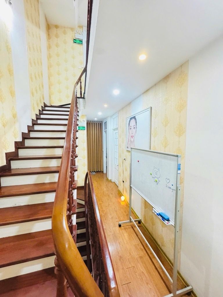 Bán nhà Bùi Quốc Khái - diện tích 180m2 4 tầng - Ô tô tránh, đỗ ngày đêm - giá 75,5 tỷ