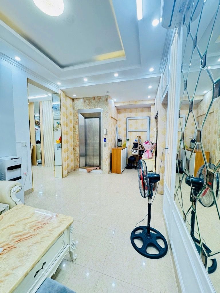 Bán nhà Bùi Quốc Khái - diện tích 180m2 4 tầng - Ô tô tránh, đỗ ngày đêm - giá 75,5 tỷ