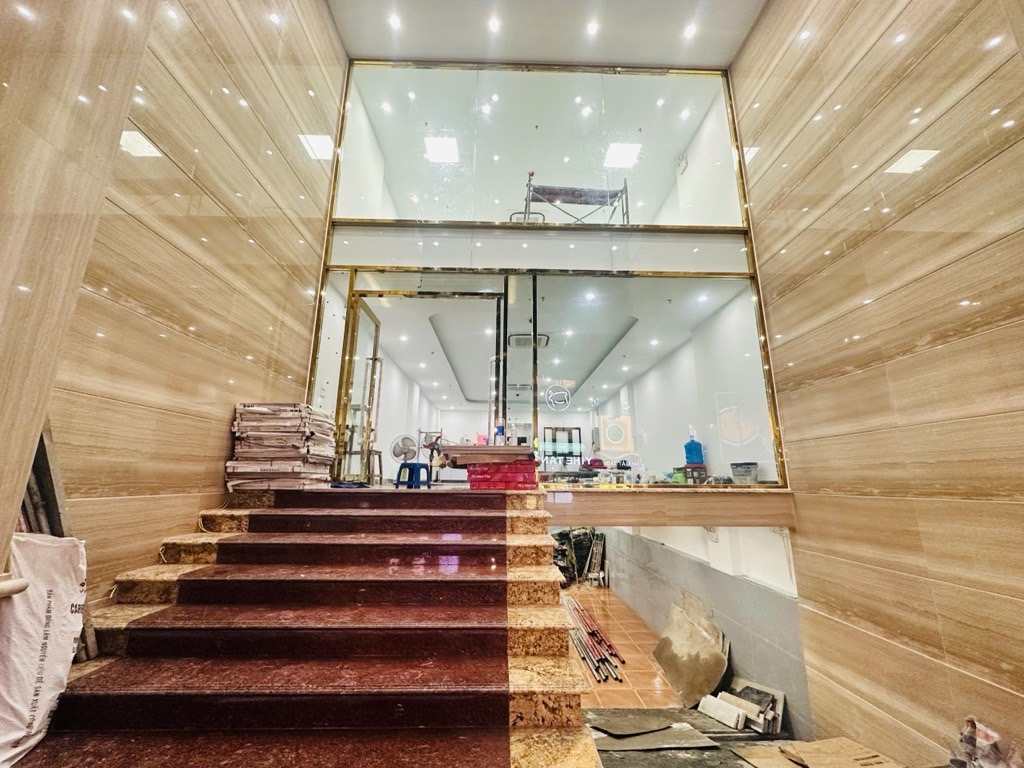 Bán nhà Chùa Láng - diện tích 111m2 8 tầng - Ô tô tránh - giá 110 tỷ