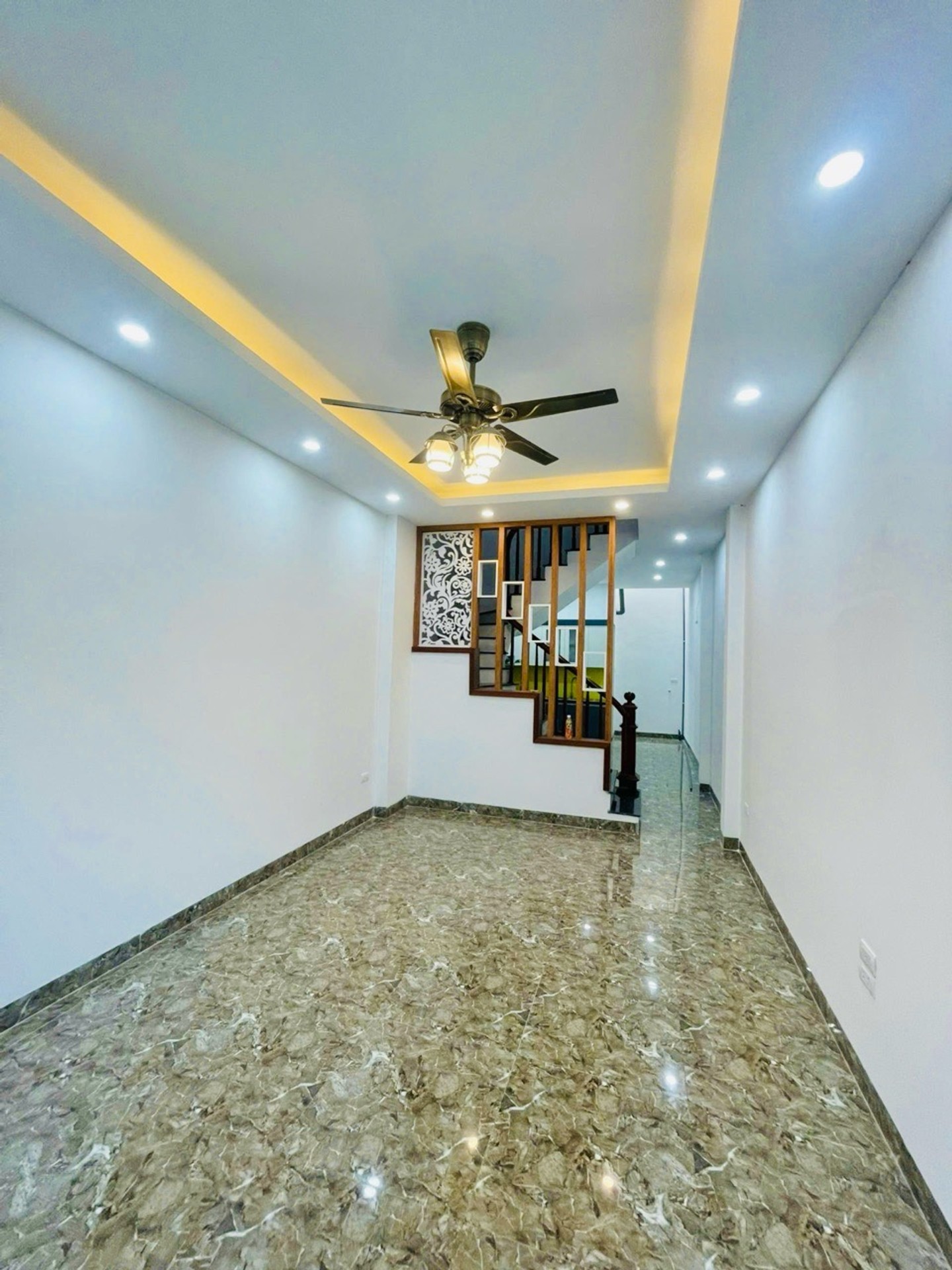 Bán nhà Đông Thiên - diện tích 42m2 2 tầng - ÔTÔ ĐỖ CỬA - giá 2,98 tỷ