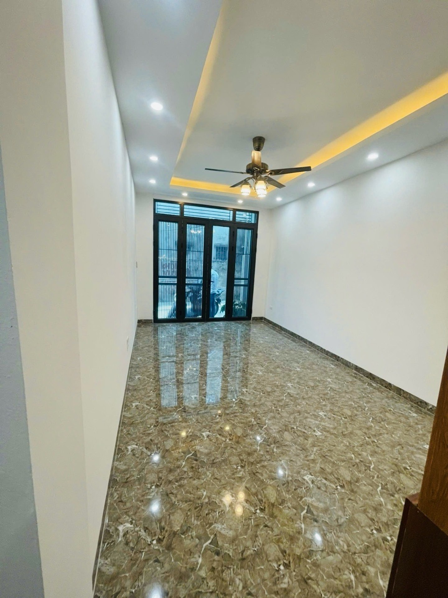 Bán nhà Đông Thiên - diện tích 42m2 2 tầng - ÔTÔ ĐỖ CỬA - giá 2,98 tỷ