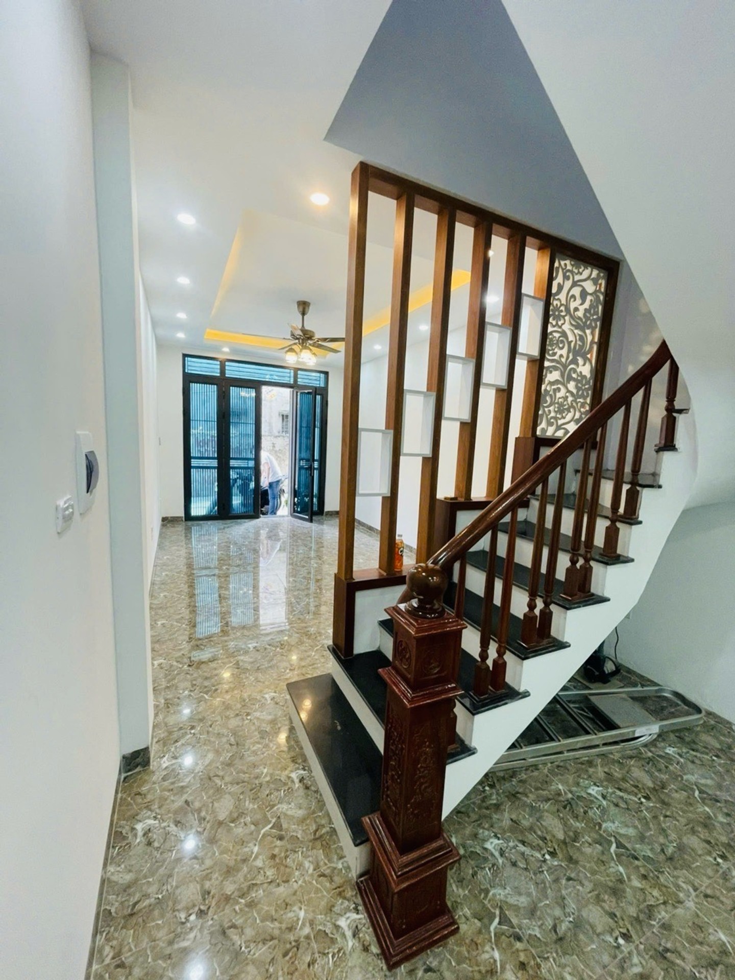 Bán nhà Đông Thiên - diện tích 42m2 2 tầng - ÔTÔ ĐỖ CỬA - giá 2,98 tỷ