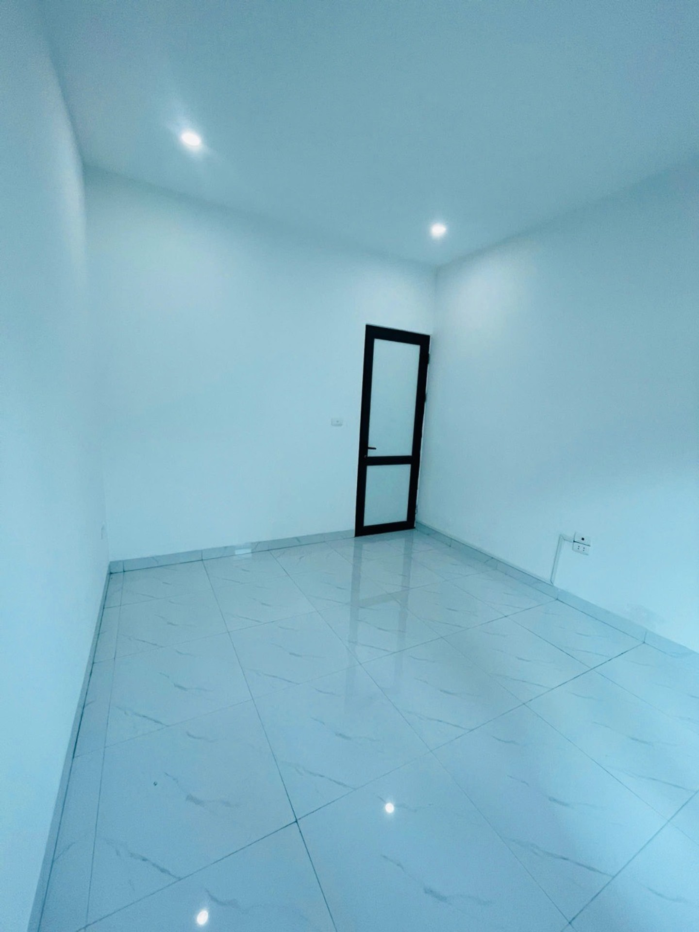 Bán nhà Đông Thiên - diện tích 42m2 2 tầng - ÔTÔ ĐỖ CỬA - giá 2,98 tỷ
